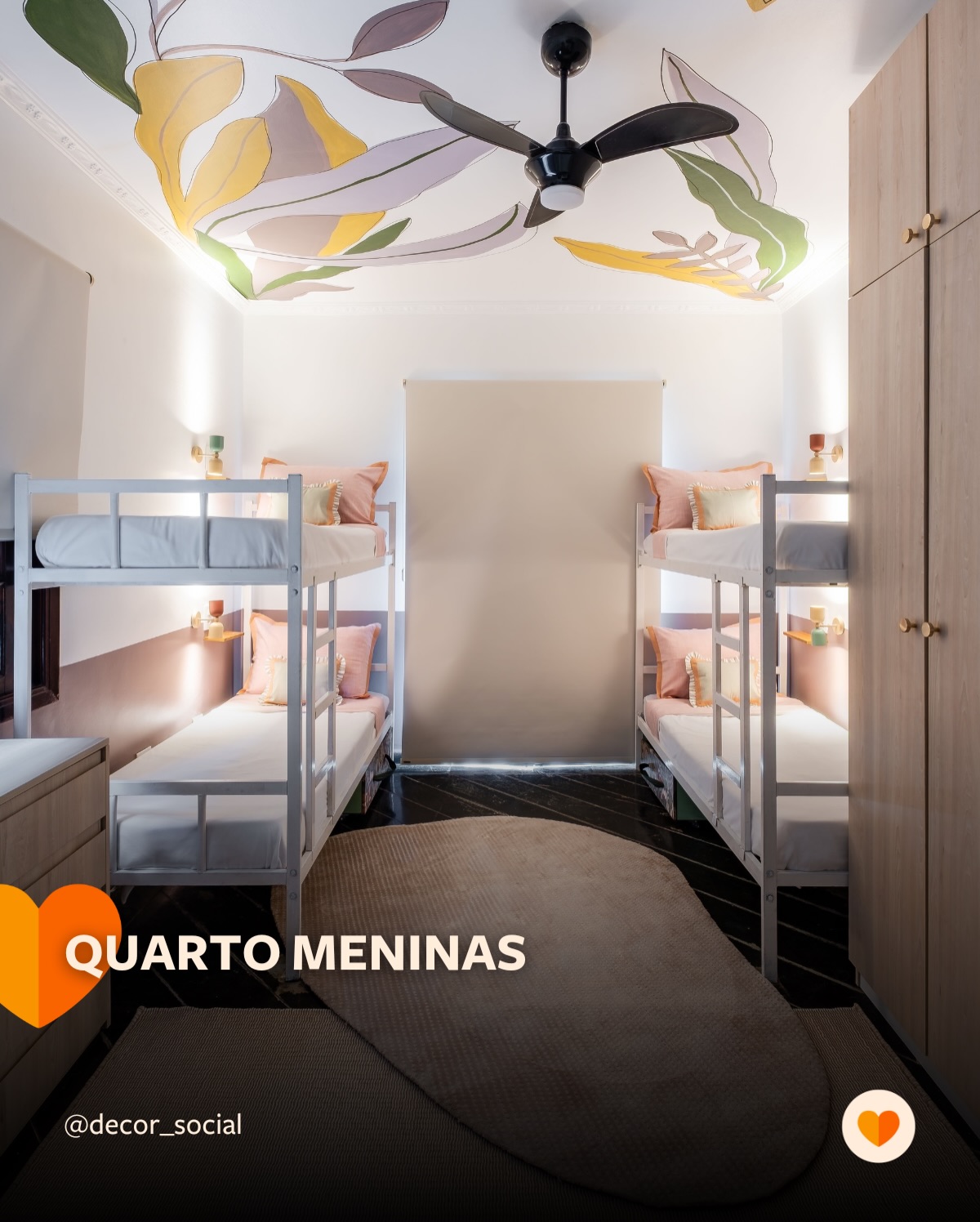 28º Projeto DECOR SOCIAL - Quarto Meninas, Antes & Depois.
O quarto é um refúgio para as adolescentes, um espaço onde se sentem seguras e livres para expressarem sua identidade. E quando chegamos no Abrigo, o que encontramos foi um ambiente triste e sem identidade. Difícil não se comover, não é?
O desafio de transformar esse espaço no SAICA Luz do Milênio, em Itaquera, foi abraçado com muito amor e sensibilidade pela arquiteta @gsanchezarquitetura.
Ela se reuniu com as meninas, ouviu cada desejo, cada sonho… e fez questão de atender a tudo nos mínimos detalhes. 💛 Destaque para a belíssima pintura no teto, feita pela @injoy.homedesign, que trouxe ainda mais charme e personalidade ao quarto. ✨
O resultado? Um quarto cheio de cor, afeto e muita personalidade!
Nosso agradecimento aos parceiros que apoiaram:
@kinderdesign_
@caranconcept
@tintascoral
@casavuo
@muskinha
@bykamy
@rossettengenharia
@injoy.homedesign
📸: Antes & Depois: @nathalie.artaxo
#DecorSocial #Projetos28ds #EspaçosQueTransformam #AmbienteQueAbraça #CasaDosSonhos #DesignSocial #Neuroarquitetura #ClubeDecorSocial #CuideDaInfância #InfânciaSaudável #ArquiteturaDaAlegria #QuartodeMeninas