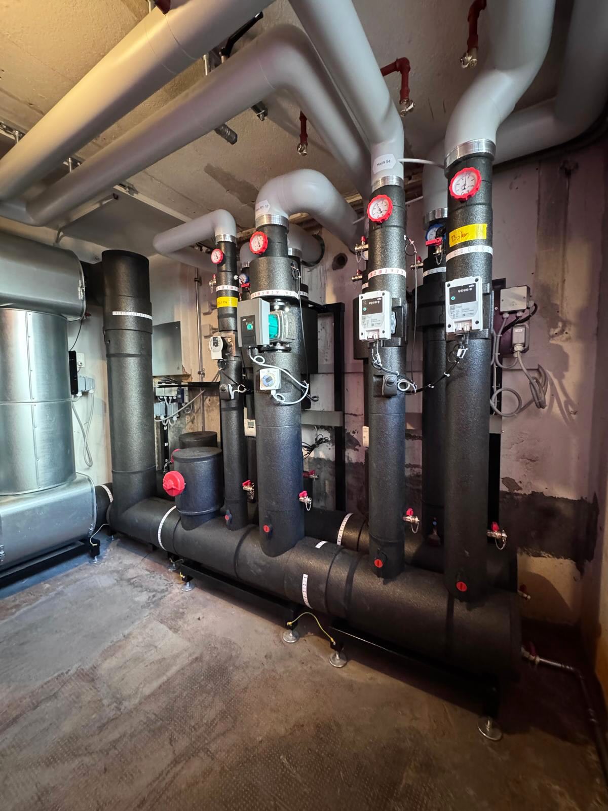 Sanierung der Heizung im MFH Solothurn: Die alte Gasheizung wurde entfernt und durch einen modernen Fernwärme-Anschluss ersetzt 🔥➡️🏠
#gaskessel #heizung #sanierung #solothurn #fernwärme #schneitterag
