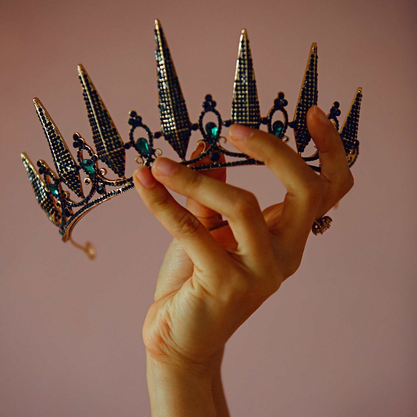 👑
.
.
.
© @armedshutter v/ @unsplash
.
.
.
#180editions #mangezlocallisezlocal #crown