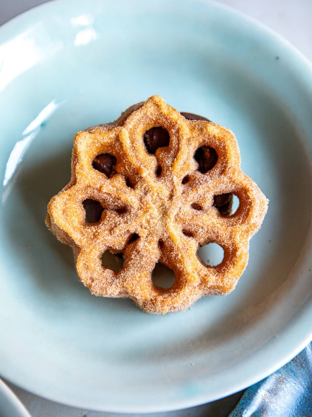 Cinnamon Buñuelos, brought all the way from Spain to Mexico centuries ago, carried by conquistadors and transformed by Mexican hands. What started as a sweet Spanish pastry evolved into a holiday tradition - symbolising good fortune and new beginnings.
Our buñuelos at Santo Remedio are made with dark chocolate mousse & topped with berries. A seasonal favourite available only at Marylebone Casona.
#SantoRemedio #London #Marylebone #Mexican #Londonfood #Mexicanrestaurant #Dessert
