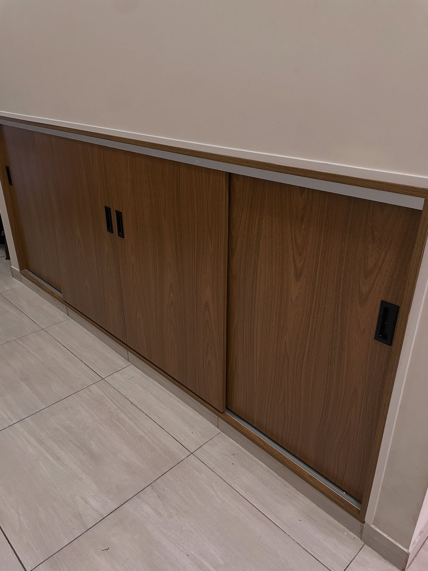 Cada projeto que realizo é pensado para que o cliente tenha uma experiência tranquila, clara e bem acompanhada!
Desde a primeira conversa até a instalação final.
Neste projeto, o pedido era transformar um espaço aberto em uma área funcional, com prateleiras embutidas que se integrassem perfeitamente ao ambiente. Para isso, desenvolvi o desenho, selecionei os materiais adequados e preparei cada etapa com cuidado, garantindo um acabamento limpo, alinhado e elegante.
O resultado é exatamente o que o cliente deseja: um projeto bem executado, bonito e entregue sem preocupações!
Você me conta o que precisa, eu cuido de tudo!