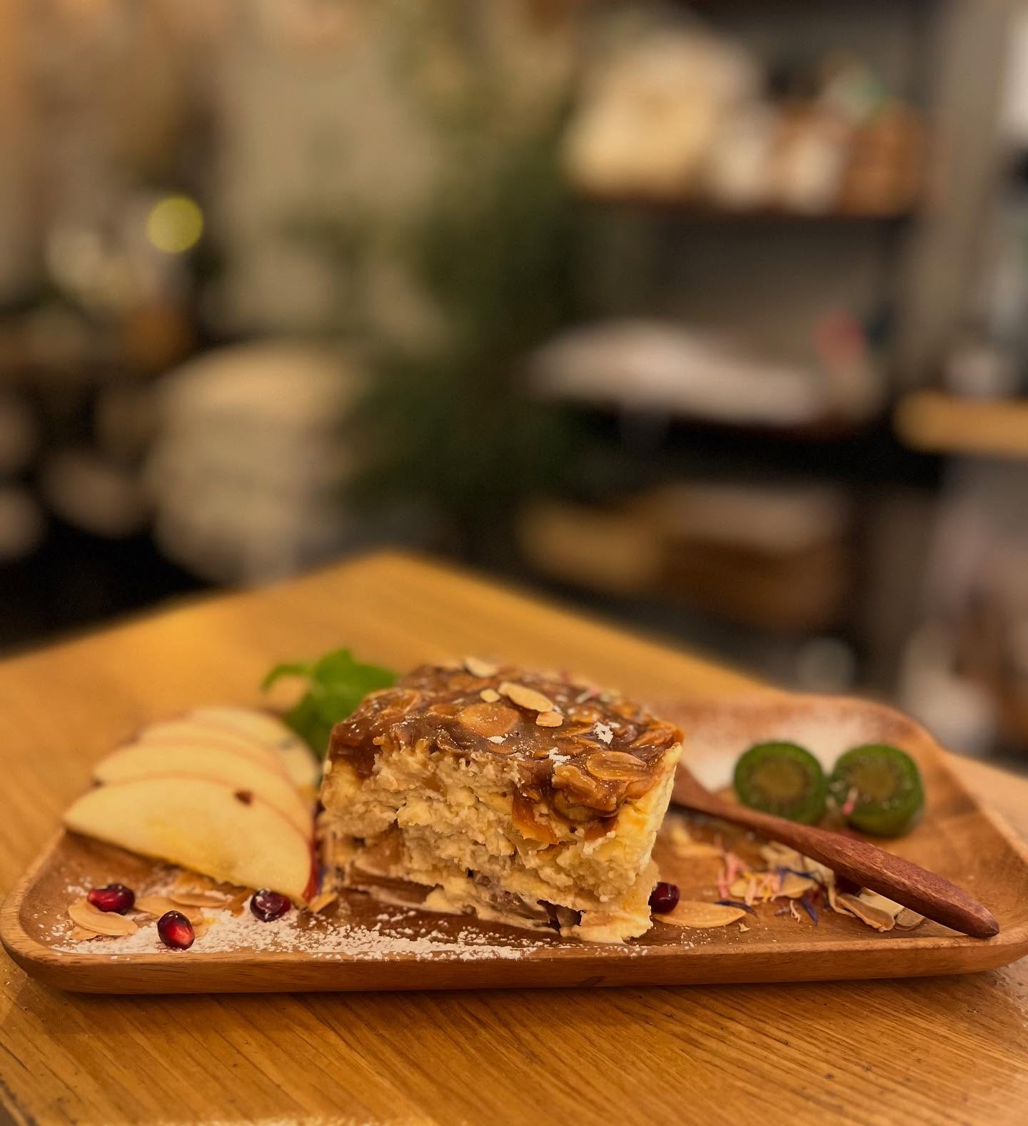 🎄✨ Weihnachtszeit ist Genusszeit! ✨🎄
Diesen Monat verwöhnen wir euch mit einer himmlischen Kombination: Bienenstich-Bratapfel-Tiramisu – cremig, knusprig, winterlich und einfach unwiderstehlich! 😍
