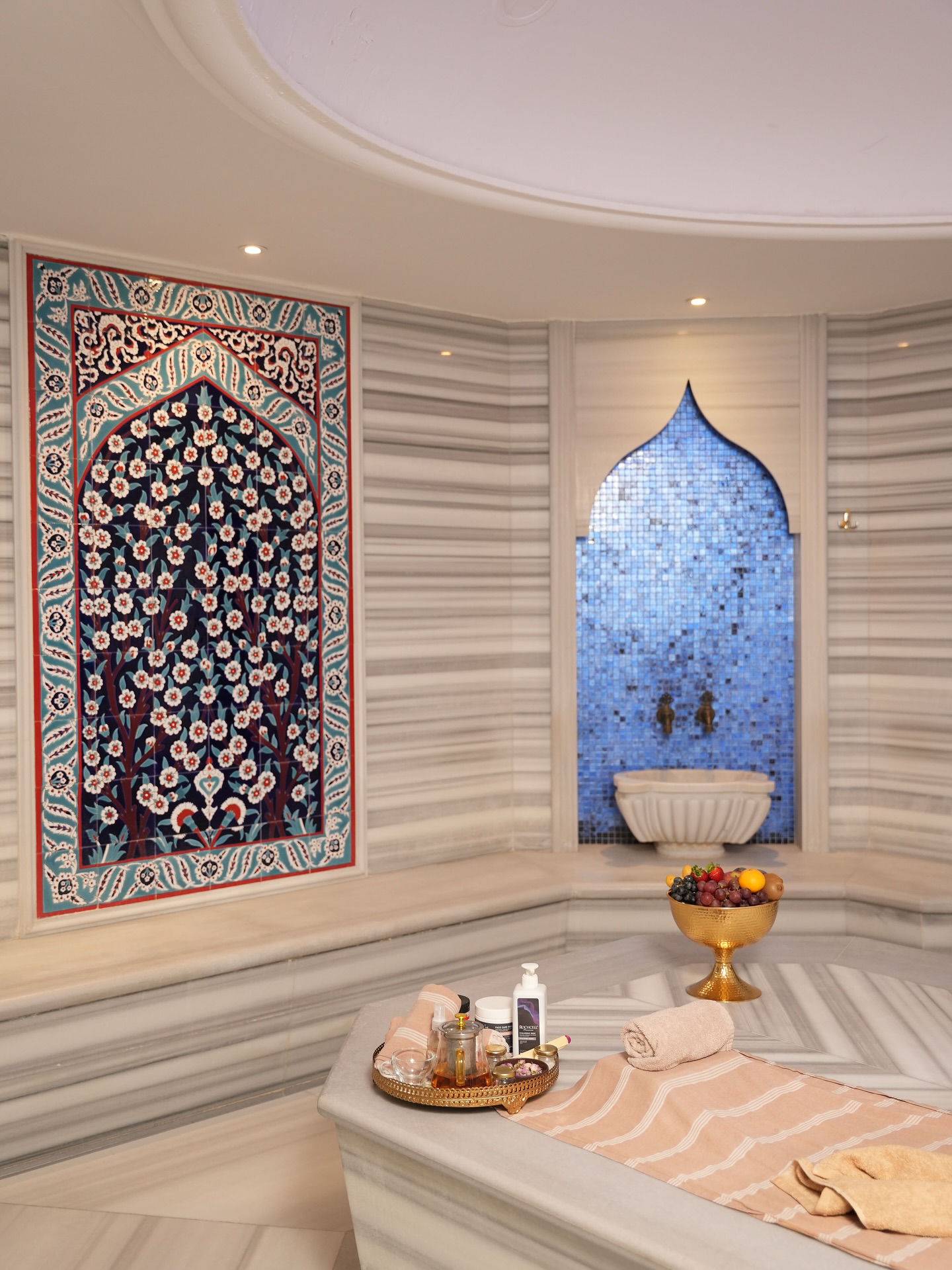 Tulipa’nın geleneksel Türk hamamı, modern wellness anlayışıyla birleşerek size hem bedensel hem zihinsel bir arınma deneyimi sunuyor.
Sıcak mermerin iyileştirici dokusu, suyun ritmik sesi, mis gibi doğal esanslar ve meyve ikramlarımızla bu alan, zamandan bağımsız bir konfor vadediyor.
Burada amaç sadece dinlenmek değil;
✨ Bedeninizi hafifletmek,
✨ Zihninizi sakinleştirmek,
✨ Kendinize ait bir ritüel yaratmak.
Kısacası, Tulipa’da geçirdiğiniz her an bir lüks değil, kendinize verdiğiniz en değerli mola.
📍 Tulipa Spa & Health Center
Ruhunuzu tazelemek için sizi bekliyoruz.
#hamam #kadınlaraözel #başakşehir