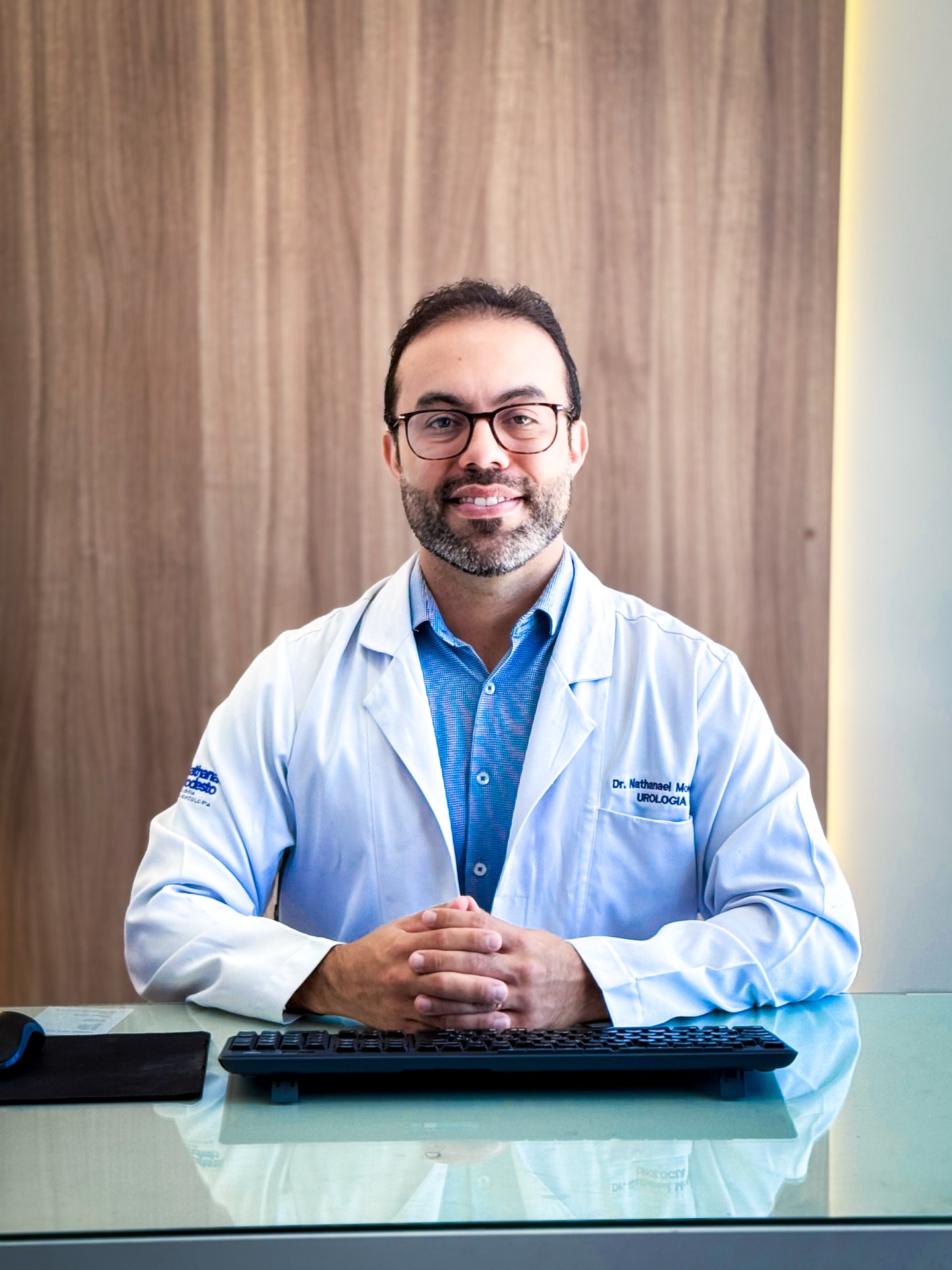 Por trás do jaleco, existe um ser humano que se importa.
Acredito que a medicina de excelência começa com a conexão. Antes de qualquer exame ou diagnóstico, existe uma pessoa com medos, dúvidas e uma história.
Meu compromisso é com o seu bem-estar integral. Por isso, faço questão de que cada consulta seja um espaço seguro, onde você se sinta à vontade para falar abertamente sobre sua saúde, sem julgamentos ou pressa.
Aqui, você não é apenas um paciente; você é um parceiro na busca pela sua melhor qualidade de vida. Conte comigo para cuidar de você e da sua família.
Qual é a sua maior dúvida sobre saúde masculina? Deixe nos comentários para que eu possa te ajudar!
#drnathanaelmodesto #urologia #saudemasculina #confianca #medicinahumanizada