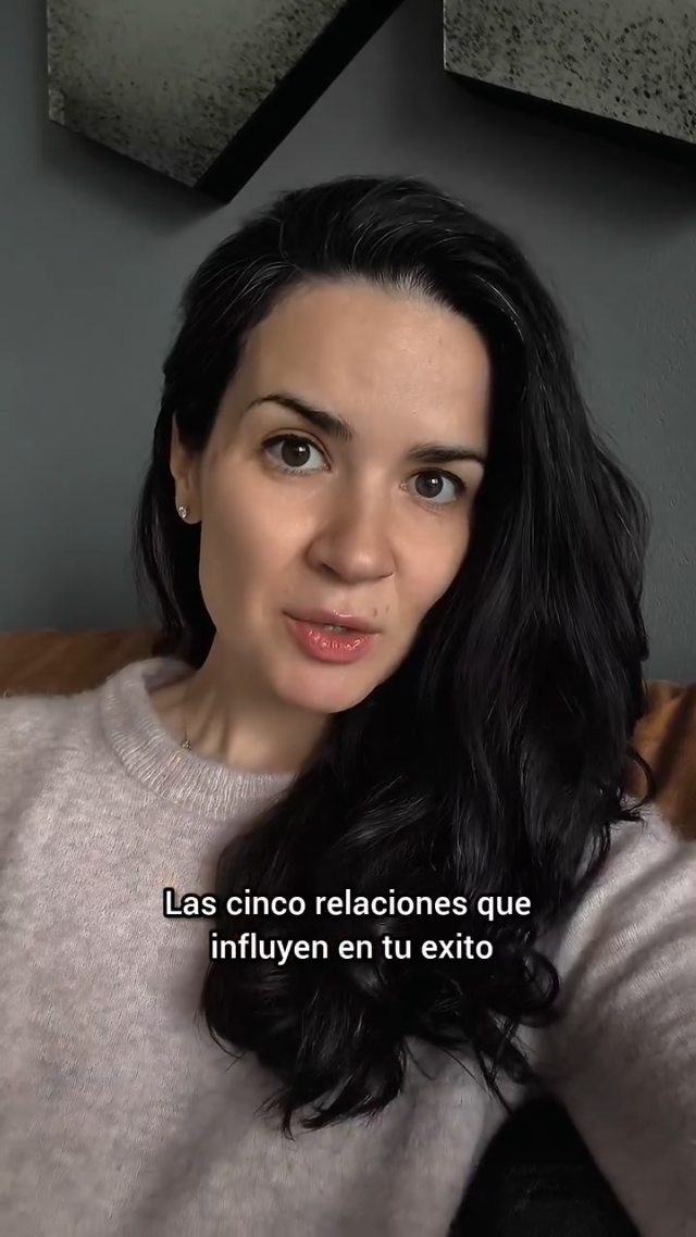 El éxito no solo depende de cómo hacemos las cosas, sino también de como nos Relacionamos con nosotros, con el mundo, con nuestros padres y con los sistemas.
✨Te comparto en este reel las 5 relaciones principales que influyen en nuestro éxito.
✍️Si te gustaría entender más sobre este tema, escribe la palabra "relación" y te envío información que te ayudará ampliar tu perspectiva sobre la relevancia de esas relaciones en tu vida.
Un abrazo 🫂
#crecimientopersonal #relacioncontigo #relacionconotros #relacionessanas #relacionesconscientes