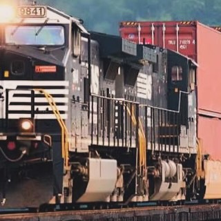 На границе Алашанькоу–Достык усилились проверки: импортеры электроники спешат закрыть декабрьские поставки
На железнодорожном переходе Алашанькоу–Достык фиксируется усиление досмотров грузов, что уже влияет на сроки прохождения партий. По данным участников рынка, проверки стали более тщательными из-за усиленного контроля безопасности и рисков санкционных нарушений.
Для импортеров электроники декабрь становится решающим окном поставок: высокий сезонный спрос на фоне новогодних продаж и ограниченные логистические возможности повышают риск дефицита. Задержки на границе могут увеличить транзит на 3–7 дней, а в отдельных случаях — привести к срыву графиков.
Эксперты рекомендуют компаниям заранее перепроверить документы, закладывать временной буфер и рассматривать альтернативные маршруты, включая переход Хоргос и мультимодальные схемы.