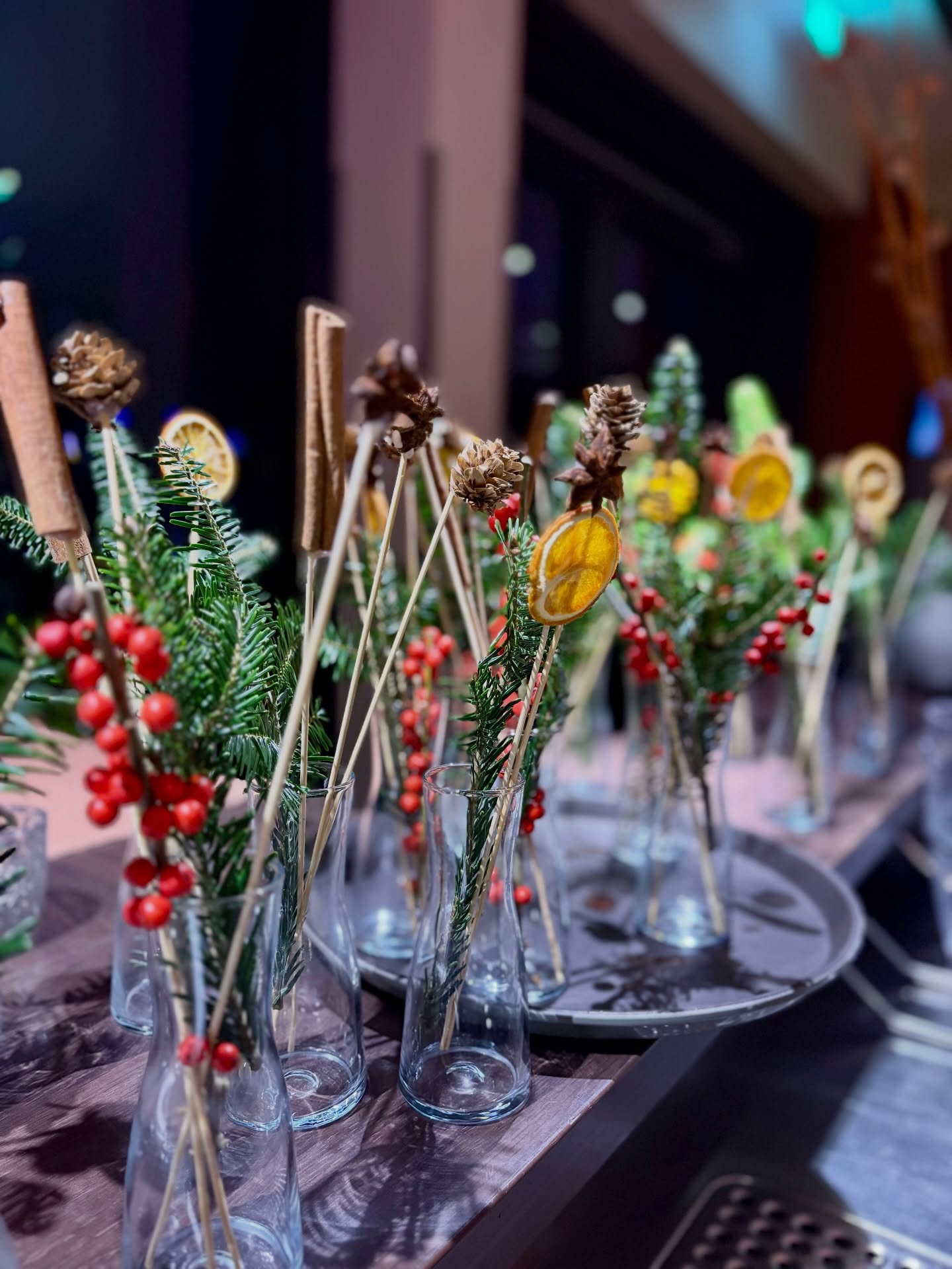 Dezente Eleganz für die Weihnachtszeit: Unsere neue Tischdekoration verbindet Tannengrün, feine Naturakzente und einen Hauch von winterlichen Gewürzen.
Im warmen Licht des Weihnachtsbaums entsteht eine Atmosphäre, die perfekt zu einem besonderen Abend im Pier 6 passt.
Wir freuen uns darauf, euch in dieser festlichen Stimmung zu empfangen. 🎄✨
#Pier6 #Bremerhaven #Weihnachten