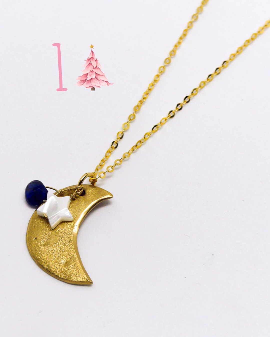 🌙 « Viser la lune….ça me fait pas peur »
Jour 1 du Calendrier de l’Avent Elluce ✨
(oui j’ai un jour de retard…..et alors ?! 😉)
1 jour, une idée !
On commence avec la LUNE… symbole des rêves, des cycles, de la douceur, de la nuit et de ses mystères.
Un croissant de lune en bronze, une étoile de nacre comme une petite lumière intérieure,
et une pierre lapis-lazuli pour rappeler le ciel profond des nuits d’hiver.
Pour toutes celles qui rêvent grand, qui visent la lune,
ou qui aiment simplement porter un morceau de ciel autour du cou. 🌙💙
Un bijou de la collection Constellation. Un de vos favoris (ok il y a pas mal de favoris!🤪)
Tu aimes? Ou tu préfères les étoiles? Ou tu n’es pas forcément en amour avec le ciel et tu préfères les fleurs? Les cœurs? Les formes géométriques? Le non figuratif?
Dis moi en 💬
#artisanatfrançais#faitmaiinavecamour#créatricebijoux#bijouxpierresnaturelles#bijouxmadeinfrance#bijouxdurables#cadeauxmariage#prendresoindemoi#ressentir#mamanactive#jaimelanature#momentpoursoi#cadeaufemme#villedepau#biendanssapeau#mafamille#emotive#developpementpersonnel#oceanvibes