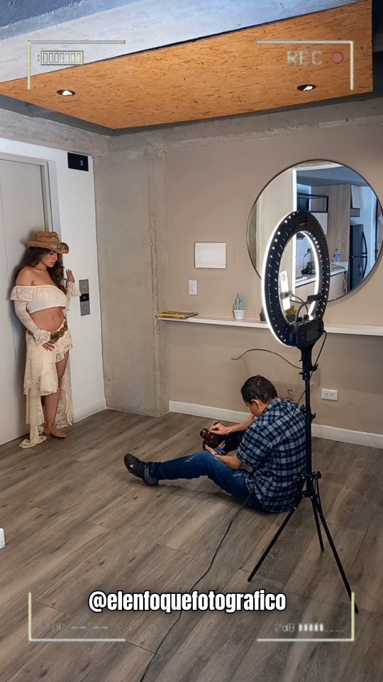 🎬 Detrás de cámaras: Luz, actitud y espontaneidad… así se construye cada toma.
#DetrásDeCámaras #ElEnfoque #ProducciónVisual #BTS #EnfoqueCreativo #SesiónFotográfica #FotoDelDía #CreativeShoot