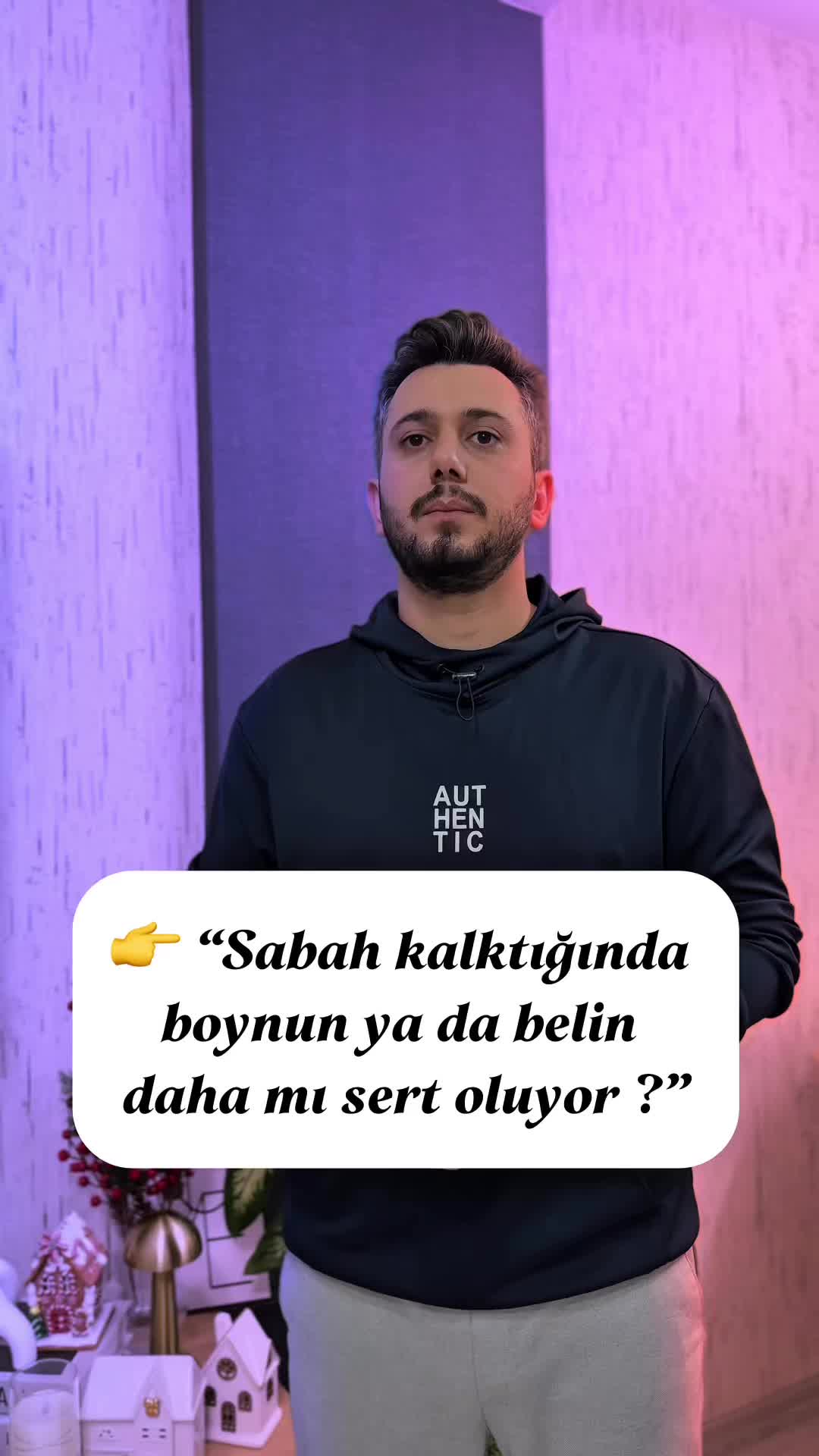 Sabah uyanınca boyun veya bel bölgesinde sertlik hissetmek oldukça yaygındır.
Gece boyunca kasların uzun süre aynı pozisyonda kalması, bu hissin oluşmasına katkı sağlayabilir.
Gün içinde hareket alışkanlıklarının azalması ve duruş farkındalığının düşmesi, sabah sertliğini daha belirgin hale getirebilir.
Bu durum çoğu zaman günlük yaşam alışkanlıklarıyla ilişkilidir.
📎 Bu içerik genel bilgilendirme ve farkındalık amacıyla hazırlanmıştır.
Teşhis ve tedavi niteliği taşımaz.
⸻
#bilgilendirme
#sabahsertliği
#boyunsağlığı
#belağrısı
#postür
#hareketfarkındalığı
#omurgasağlığı
#sağlıklıyaşam
