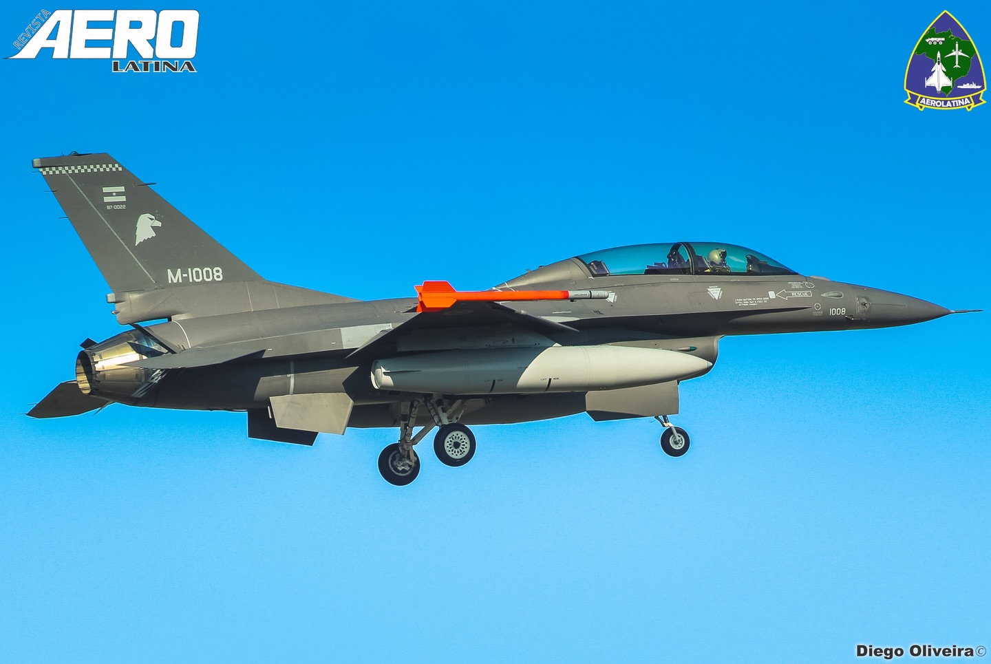 Seis caças F-16 AM/BM Block 15 MLU “Fighting Falcon” pertencentes à Força Aérea Argentina (FAA) pousaram na Base Aérea de Natal (BANT), no Rio Grande do Norte, na tarde desta quarta-feira(3).
As aeronaves decolaram da Base Aérea de Skrydstrup, na Dinamarca e realizaram escalas técnicas na Espanha (Zaragoza e Las Palmas) e cruzaram o Oceano Atlântico com destino a capital Potiguar.
As aeronaves tem previsão de decolagem para esta sexta-feira (5), aonde se deslocaram para a sua casa, na Base aérea de Río Cuarto, província de Córdoba, na Argentina.
O Governo Argentino prometeu uma grande festa em Buenos Aires para o próximo domingo (7) para celebrar a chegada dos novos caças com diversas passagens das aeronaves sobre a capital.
#aviation #aviationphotography #f16fightingfalcon #argentina #militaryaviation #military