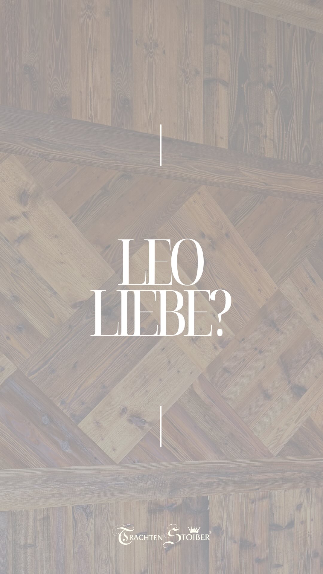 Ein Dirndl, zwei Schürzen – unendlich viele Möglichkeiten 🪄
Heute zeigen wir dir, wie viel Einfluss die Schürze auf deinen Look hat:
Einmal mit feinem Leo-Schürzenband für ein stilvolles Detail, einmal mit einer Leo-Schürze für ein mutiges Statement.
Das Beste? Du kannst selbst wählen, welche Variante besser zu dir passt – oder dich ganz neu inspirieren lassen.
Denn: Leo ist nur eine von vielen Möglichkeiten.
Im Laden findest du eine große Auswahl an Schürzen, mit denen du deinem Dirndl eine persönliche Note verleihen kannst.
Welcher Look wäre deiner?