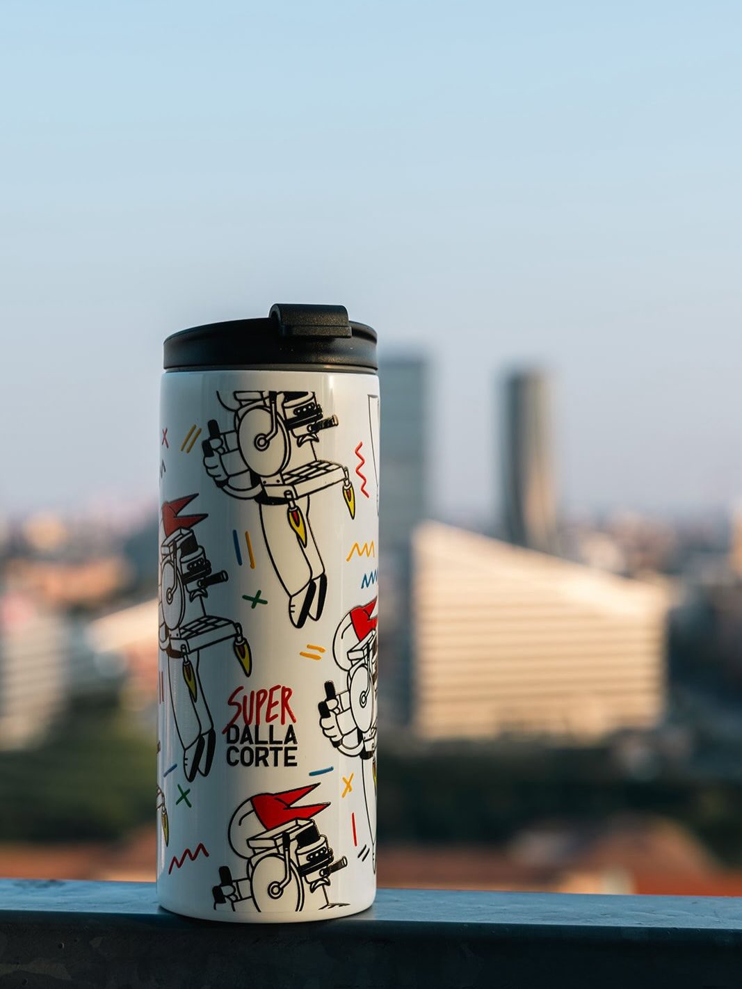 Per il lancio della nuova Zero Plus, volevamo qualcosa che non fosse solo un oggetto, ma un’idea che potesse essere toccata, usata, vissuta.
Grazie a @melkiogram, artista capace di trasformare la visione del brand in un linguaggio visivo originale e immediato.
La sua illustrazione non è diventata semplicemente un gadget, ma un’estensione del concept di Zero Plus: energia, movimento, carattere.
Noi l’abbiamo tradotta in un’esperienza concreta — una borraccia termica illustrata e un packaging dedicato — pensati non come oggetti, ma come parte della storia del prodotto.
Una visione creativa che diventa qualcosa che resta.
#typeloversevents #dallacorte #melkio