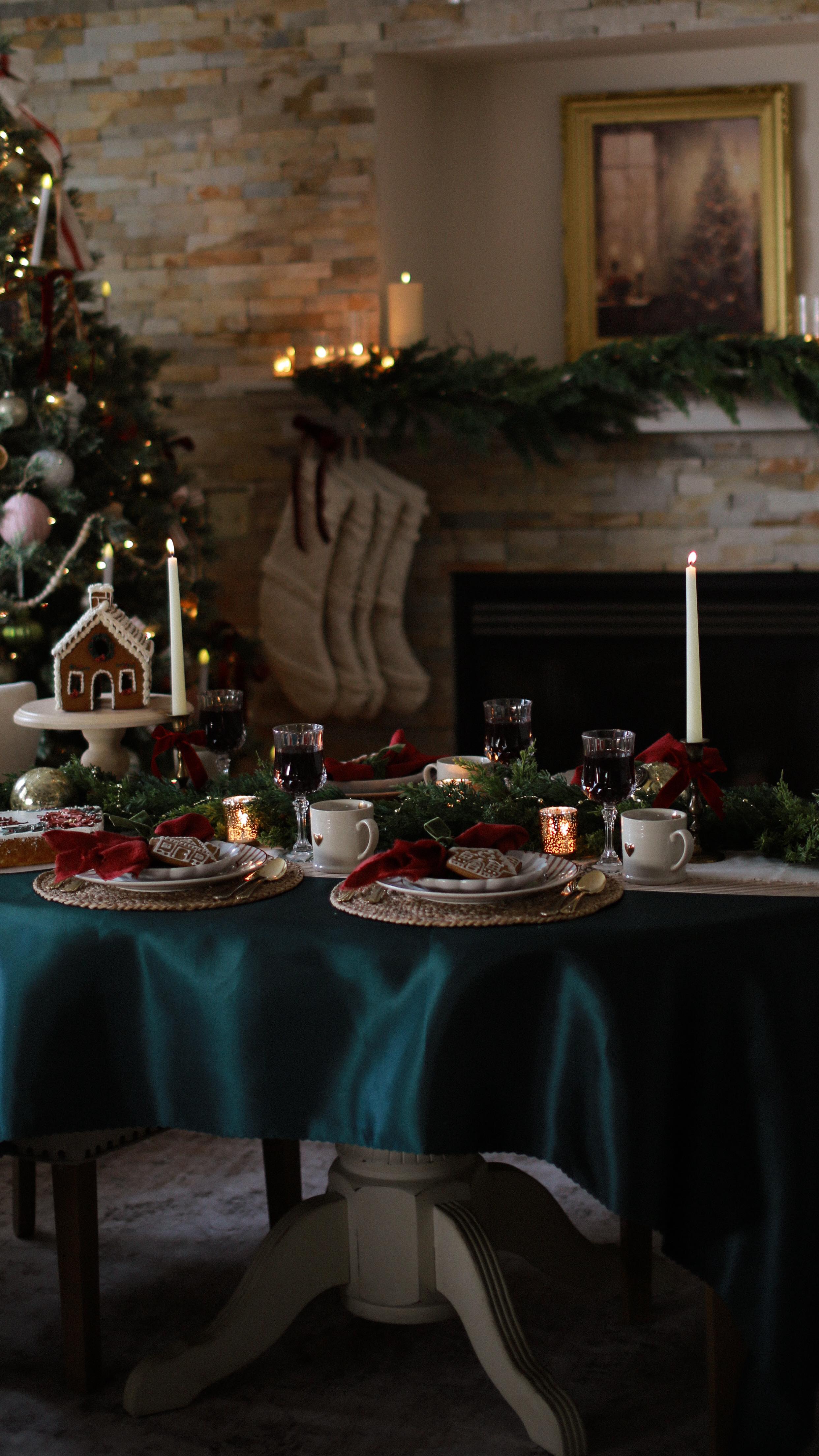 There’s something about a Christmas table dressed in deep greens and classic reds that instantly pulls you back in time! The kind of nostalgia that feels warm before you’ve even sat down 🥰
This year’s tablescape was built around that feeling:
a forest-green silk cloth that drapes like a holiday storybook, soft touches of red, gentle twinkle lights, and layers of greenery that make the whole room feel alive.
It’s simple, but intentional.
Cozy, but elevated.
A table that feels like Christmas in the way we remember it… familiar, comforting, and just a little magical around the edges. A space made for lingering, for second helpings, for the kind of evening that feels like it could only happen in December 🎄