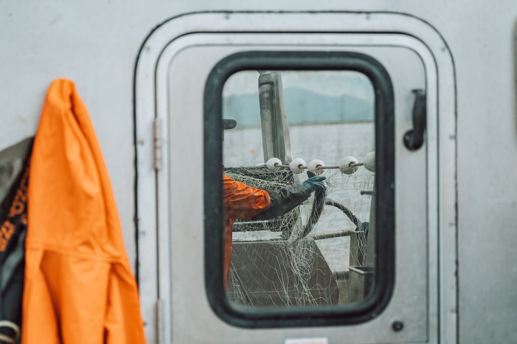 Cyber Monday palate cleanser: muted greys and blues, flashes of @grundens orange, fast-moving hands, shimmering salmon, and a boat that never stops. β‘οΈ
Aboard Thunderβs back deck, thereβs no βnoise.β Every set demands focus, timing, and rhythm with the tide and the fish. This is where the season is made, and where every fillet we share, every batch of chowder we make, truly begins.
πΈ This striking capture by @nelzure aboard Thunder this summer takes us backβ¦ Bristol Bay in her raw, cold, steady glory, perfectly frozen in time.