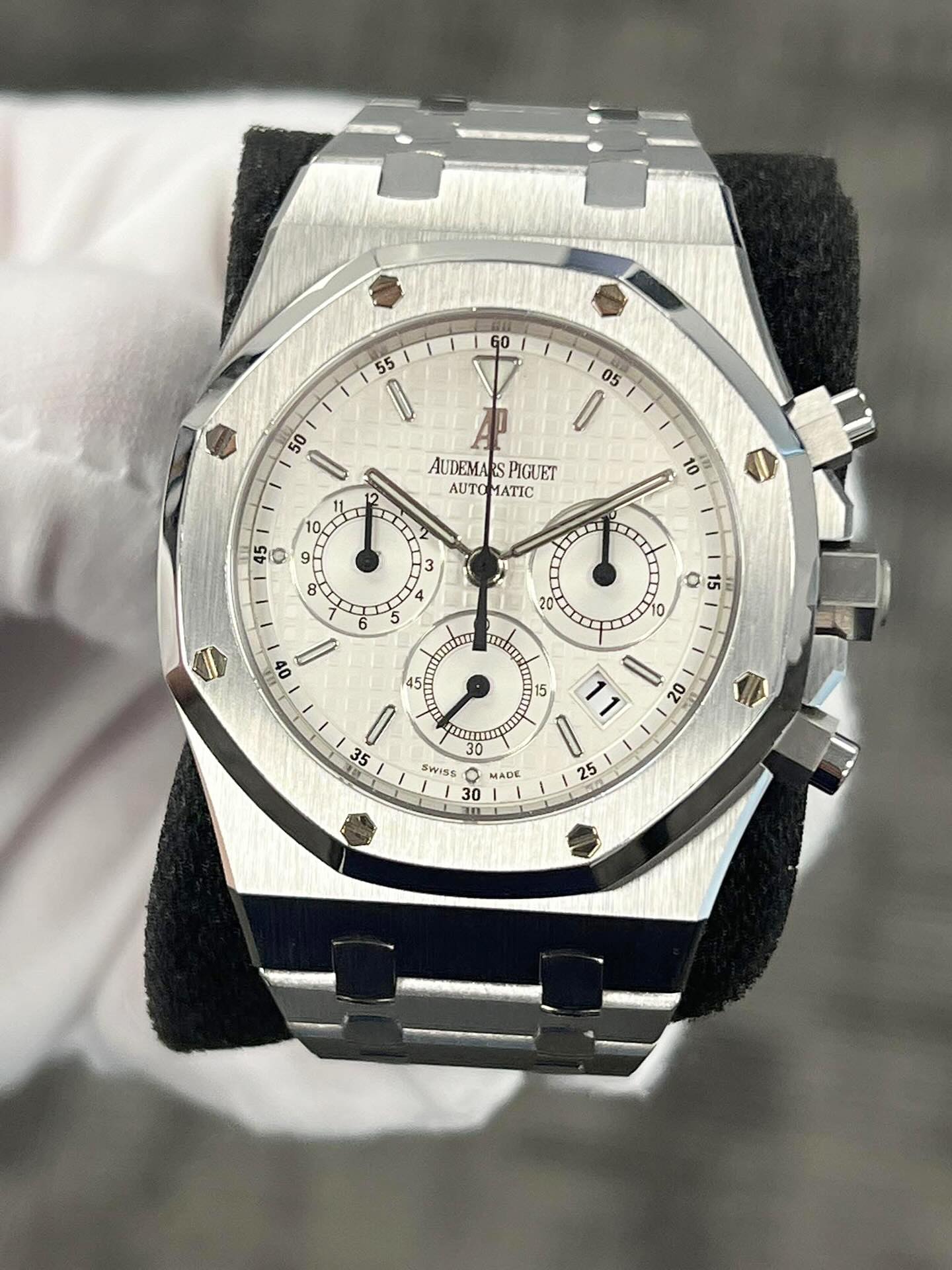 The AP “Kasparov” Royal Oak Chronograph 25860ST, named after the chess grandmaster, Garry Kasparov, is one of the most sought after pieces for collectors today. #audemarspiguet #luxurywatch #timepiece #wristcandy
