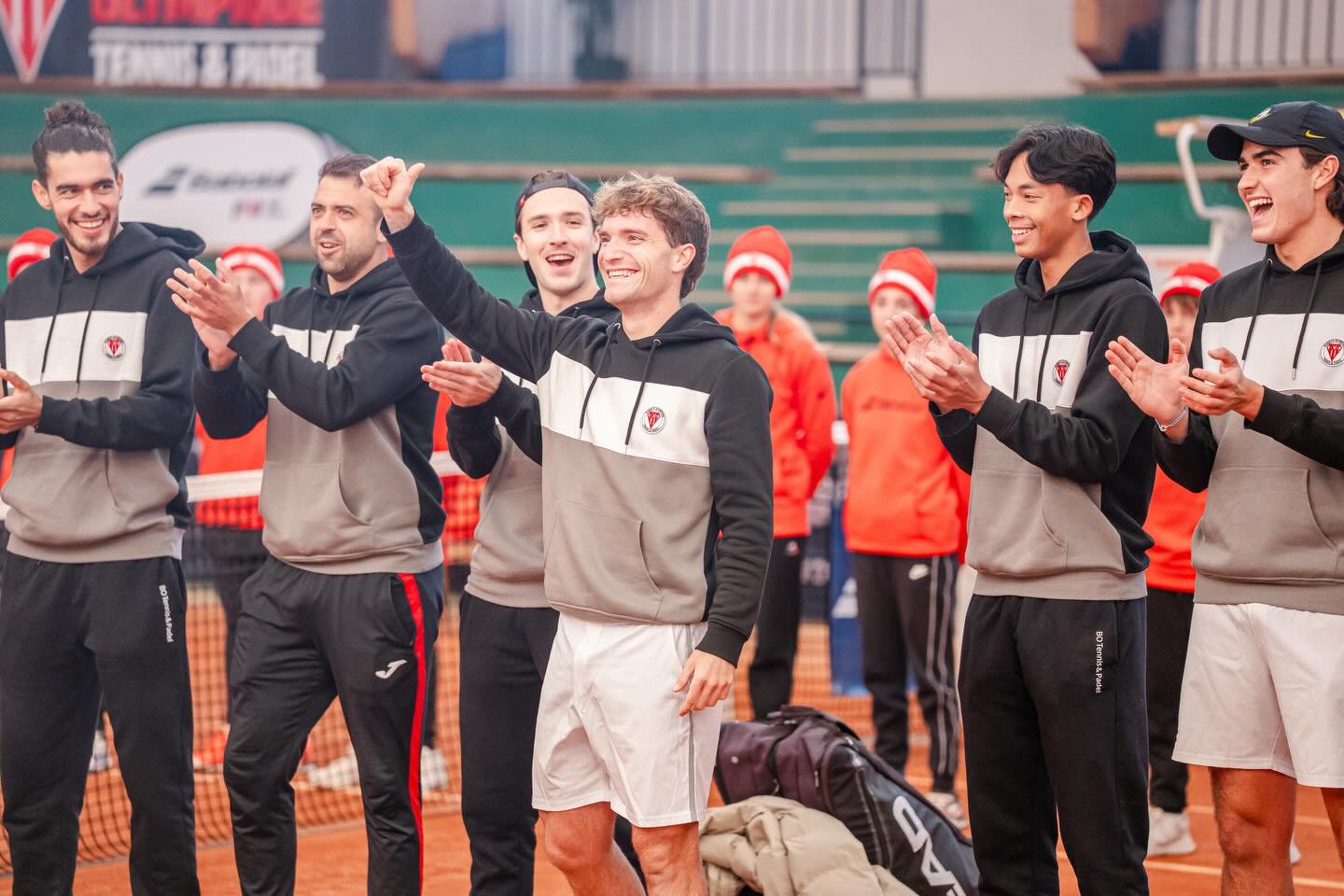 Retour en images sur cette saison Pro B !
Une aventure incroyable pour nos joueurs qui ont réussi à décrocher le maintien grâce à un collectif soudé, un état d’esprit exemplaire et un soutien sans faille de nos supporters. Et bien sûr une pensée pour @paulinchauspe, qui ne figure pas sur ces photos mais qui a contribué lui aussi à cette performance collective.
Mention spéciale à nos ultras qui ont créé une ambiance incroyable et portée toute la saison, à domicile comme en déplacement. C’est exactement l’esprit du BO : du sport, de la passion, et une vraie famille autour de nos équipes.
Place maintenant à la suite : dès le mois de mai, notre équipe féminine jouera son accession en Nationale 1, avec l’objectif clair de rejoindre à son tour la Pro B. On compte sur tout le club, les supporters pour pousser les filles vers cette montée pour que cette belle histoire continue…
@sindythomasphotographer @fabio_lata_photo
#BO #Biarritz #BOTennisPadel #ProB #UltrasBO #FamilleBO #RougeEtBlanc #TeamBO #Sport #Passion