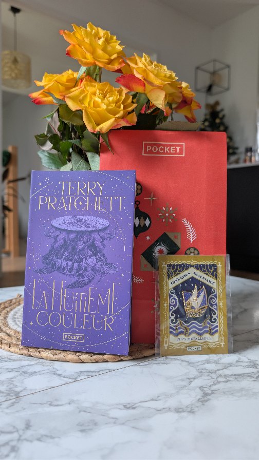 Aujourd'hui j'ai reçu un colis de la part de @pocketimaginaire !
Il s'agit de la version poche collector de « La Huitième couleur » de Terry Pratchett.
Est-ce que vous l'avez déjà lu ?
Je vous mets le résumé juste ici :
Dans une dimension lointaine et passablement farfelue, un monde en forme de disque est juché sur le dos de quatre éléphants, eux-mêmes posés sur une tortue.
À Ankh-Morpork, l'une des villes du Disque-Monde, les habitants croyaient avoir tout vu. Et Deuxfleurs avait l'air tellement inoffensif, avec son Bagage de bois magique circulant sur une myriade de petites jambes... Tellement inoffensif que le Praticien a chargé le calamiteux sorcier Rincevent de sa sécurité dans la cité quadrillée par la guilde des voleurs et celle des assassins.
Car Deuxfleurs appartient à l'espèce la plus redoutable qui soit : c'est un touriste...
#unboxing #roman #unboxing #terrypratchett #lahuitiemecouleur