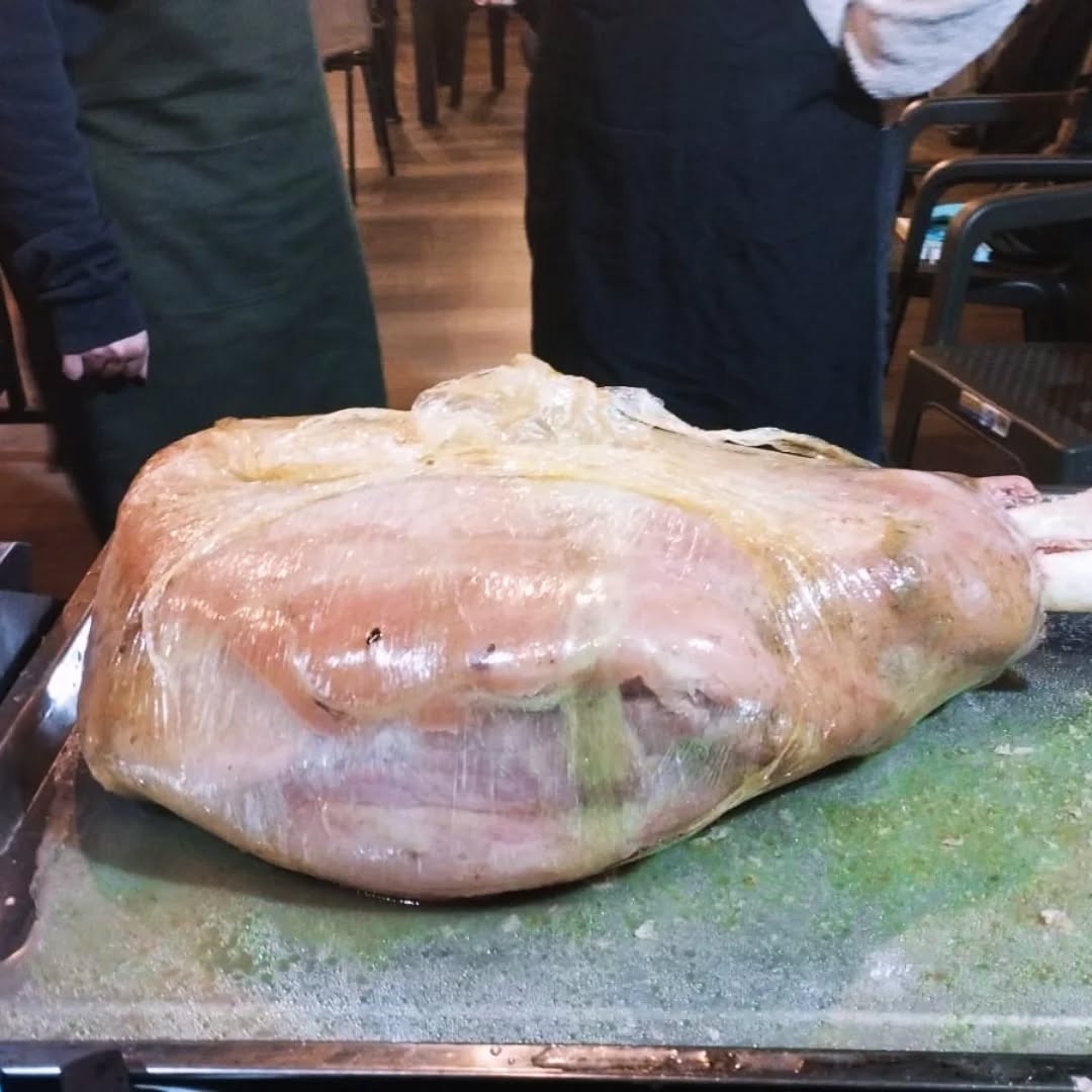 ❤️❤️❤️👍🏻👍🏻👍🏻🫶🫶🫶Gracias a todos por acompañarnos en nuestro taller de pernil navideño! Fue un placer compartir con ustedes secretos y técnicas para preparar este clásico de la temporada. Su entusiasmo y dedicación hicieron que el taller fuera muy especial.Esperamos que disfruten de sus perniles y que esta sea una Navidad llena de sabor y momentos inolvidables. ¡Nos vemos en el próximo taller!#TallerDePernil #Navidad2025 #cocinaconamor❤️