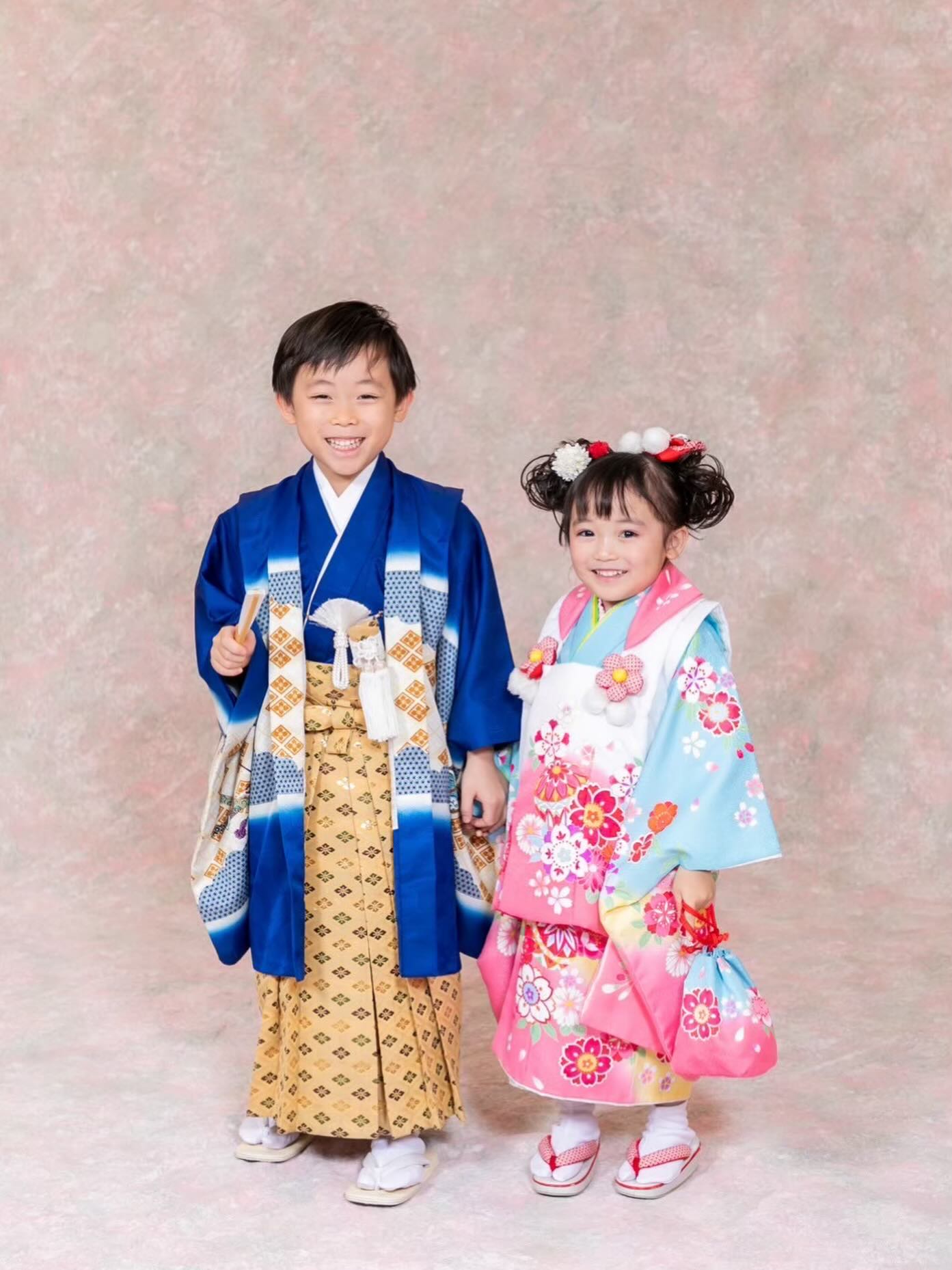 兄妹仲良く🌷
.
.
.
七五三を迎えるご家族様に、お詣りでの衣裳レンタル、記念写真でのロケーション撮影を受付中✨
・
二幸から城下町の針綱神社へはスグ、成田山なら参道への入口に店舗があり、アクセス抜群の立地✨
・
衣裳と着付けと写真撮影をセットにした人気の"お詣りパック+写真撮影付"をご提供しております✨
・
また、七五三の記念写真は、ローケーション撮影がオススメ✨
二幸なら犬山城下町、明治の建物を移築・再築した博物館明治村でもロケーション撮影ができますよ❗️
・
「二幸の七五三」で検索🔍
ご来店予約できます✨
・
お電話でのお問合せ、ご予約は…
二幸 犬山店
☎️0568-62-6543
#二幸
#七五三
#753
七五三詣り
針綱神社
犬山成田山
七五三衣裳
衣裳レンタル
子ども用着物
七五三着物
七五三ヘアセット
七五三着付け
七五三前撮り
七五三記念写真
フォトスタジオ
子ども撮影
キッズフォト
写真館
子供写真館
ママスタグラム
ママリ
3歳ママ
5歳ママ
7歳ママ
愛知ママ
岐阜ママ
犬山七五三
明治村
アニバーサリーフォト
明治村好きと繋がりたい