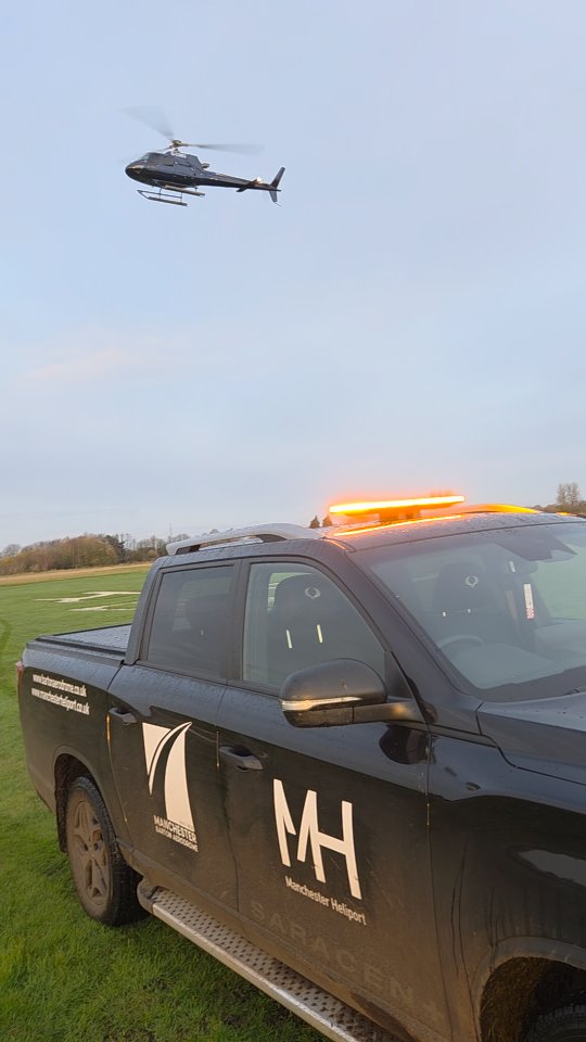 Early heli arrival 👋
#as50 #squirrel #helicopterpilot #manchester #manchesterbartonaerodrome #generalaviation #grassrunways #flyer #privatepilot #rotary