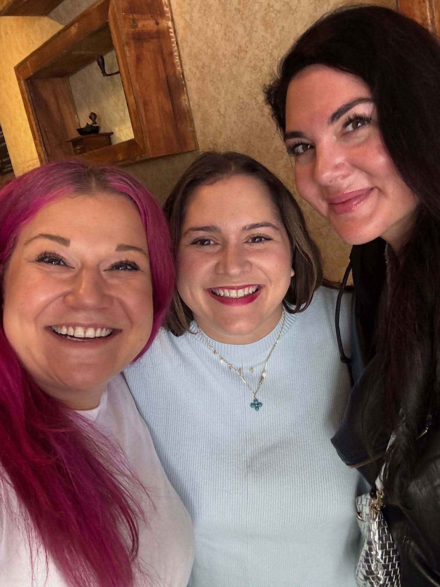 I’m so thankful to spend time with the @remembermepodcast @dementiadarling when we were all together in Boston a few weeks ago, and being able to give a big squeeze in person. There’s something sacred about being in the same room with people who love big… who love caregivers, who show up with open hearts, laughter, and the kind of support they give makes the world lighter. ✨
Grateful for the way we hold each other, the way they love families, and the way we keep choosing community. Thankful thankful 💛 missing you, Rachael!!