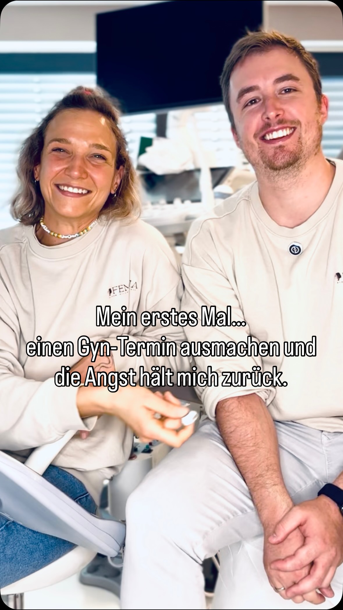 „Ich weiß, ich sollte, aber ich trau mich nicht.“
Angst vor dem Gyn ist normal. Beim ersten Mal und auch später…
Manchmal ist es nicht die Untersuchung,
sondern der Scham oder die Unsicherheit.
Du darfst langsam sein!
Du darfst Fragen haben!
Und du darfst auch erst mal nur reden, ohne Untersuchung. 🤎
Wenn du magst:
Wir haben bereits ein Reel zum Thema
„Mein erstes Mal Vorsorgeuntersuchung“,
in dem wir Schritt für Schritt erklären, was dich erwartet.