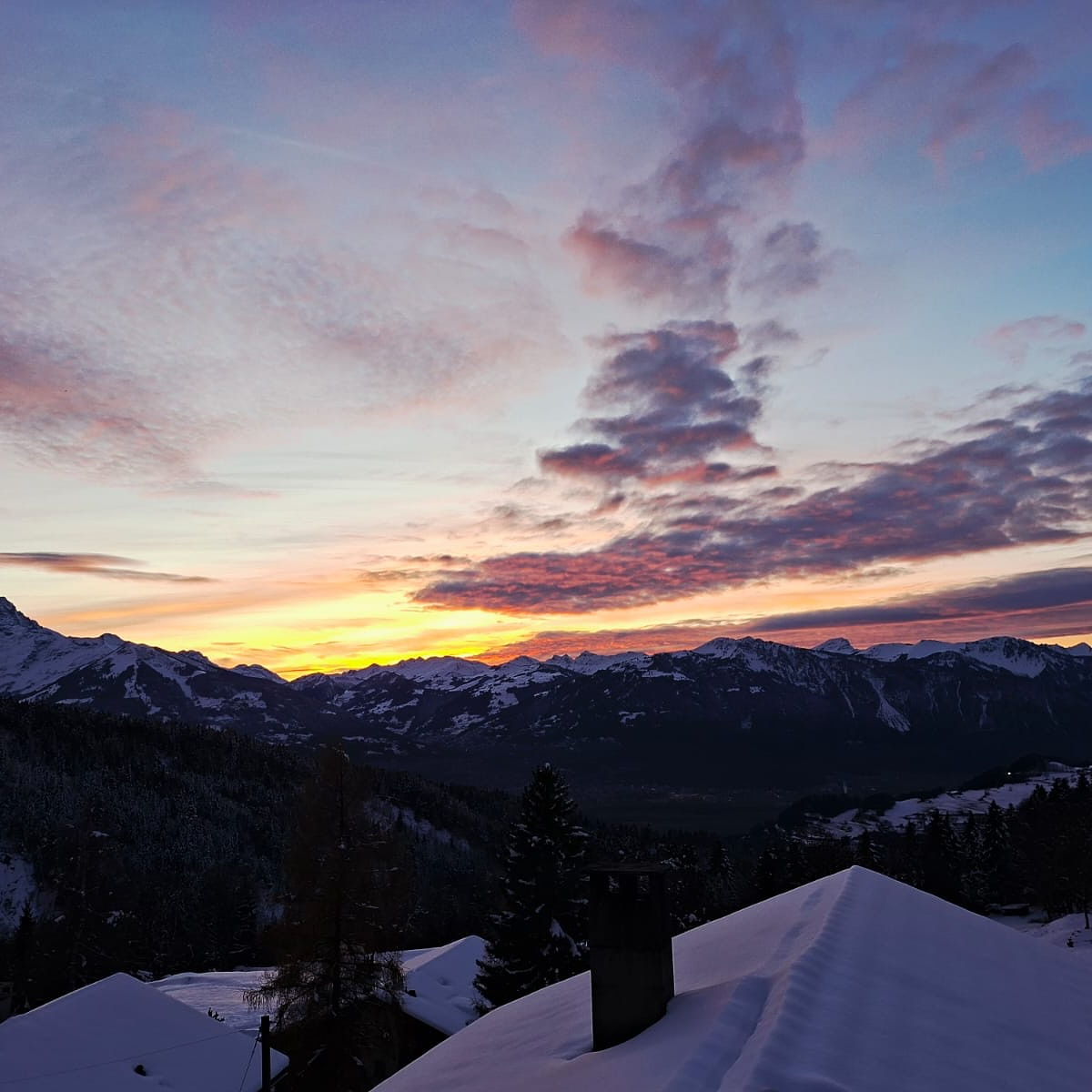 As the sun sets over Villars 🌅✨
Here’s to a beautiful evening and an amazing weekend ahead!
#Villars #SunsetVibes #WeekendVibes #MountainMagic #EveningGlow #NatureLovers #TravelMoments