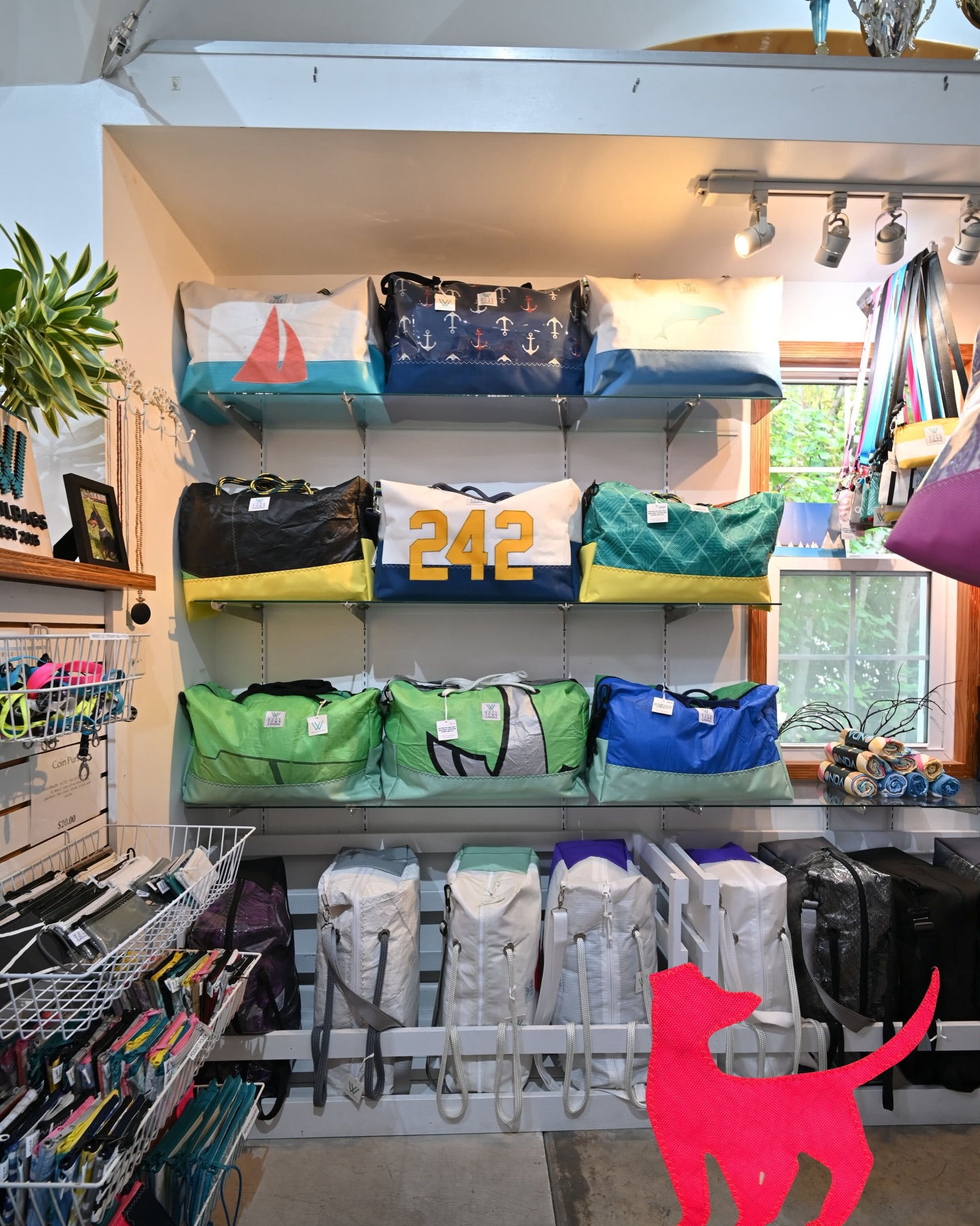 Breezy day put a dent in your weekend plans? Come visit us, we are open until 5 today ⛅️. We’ve got a stocked shop with lots of potential Christmas presents (or if you just want to treat yourself ☺️).
📸 creds: @marvinleephoto