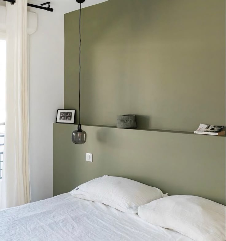 Inspiration tête de lit.
En relief ou en trompe-l’œil : quand la tête de lit devient une véritable illusion déco.
Graphique, texturée ou colorée ; omniprésente ou au contraire discrète voire absente…
Ce n’est jamais un simple détail : le choix que l’on fait transforme toute l’ambiance de la pièce…
et parfois même son aspect fonctionnel !
Sources : Pinterest
#tetedelit #interiordesign #decorationdinterieur