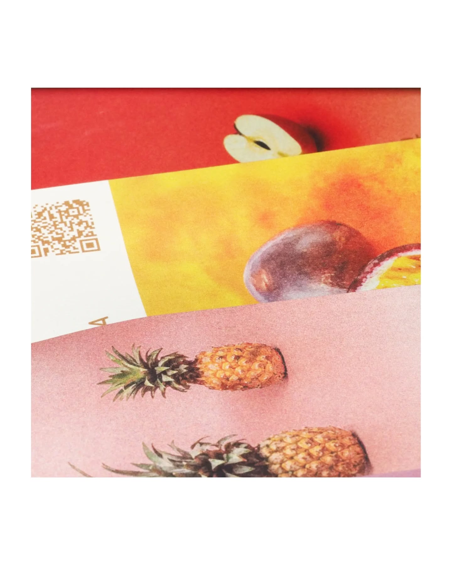 New Kids on the Shelf! Wir hatten @rozalicoffee bisher noch gar nicht auf dem Schirm, also Zeit, dass sich das ändert! David Rozali‘s gleichnamige Rösterei kombiniert brutal helle Röstungen mit viel Intensität in Aroma und Geschmack, etwas was nicht einfach unter einen Hut passt und uns sofort begeistert hat!
Kenia . Getuya AA . Washed
Diese klassisch-kenianisch gewaschen Aufbereitete AA Sortierung, stammt von der Mwirua Farmers‘ Cooperative Society. Es ist, wie so häufig ein gemischtes Lot der Varietäten SL28, SL34, Batian und Ruiru 11. Geschmacklich auf jeden Fall einer unserer Lieblingskaffees aus Kenia und aromatisch einfach krass nice. In der Tasse finden wir eine sehr intensive Säure, ein leichtes Umami, welches an Gyokuro erinnert und ein frisches Aroma von reifer Passionsfrucht. Je länger der Kaffee abkühlt, umso mehr treten Noten von Stachel- und Maulbeeren in den Vordergrund. Super lebendig und komplex, wir lieben’s!
Äthiopien . Bishan Wate . Special Prep Washed
Ein wahnsinnig toller äthiopischer Kaffee von der Bishan Wate Washing Station in Guji. Auch hier finden wieder äthiopische Heirloom Varietäten im bunten Mix ihren Weg über Kleinprodzent*innen zur Washing Station. Hier wird der Kaffee gewaschen verarbeitet und darf dann besonders lange und gleichmäßig trocknen, wodurch das besondere Geschmacksprofil akzentuiert wird. Geschmacklich sind wir hier ganz komplex unterwegs und beginnen mit reifem Plattpfirsich, welcher untermalt wird von parfürmierten Floralnoten, welche an Rosen, Jasmin und Geißblatt erinnern und durch eine bonbonartige Süße begleitet werden. Ein wundervoller äthiopischer Kaffee, vielleicht sogar der beste dieses Jahr für uns!
Roberto Martinez . Honduras . Washed
Dieses Sortenreine Lot der Varietät Pacas stammt von der Finca El Plan in Santat Bárbara und stand eigentlich erst gar nicht auf unserer Einkaufsliste. David konnte uns zum Glück aber noch überzeugen diesen Kaffee mitzubestellen. Der Kaffee zeigt ein ausgewogenes Spiel von Komplexität und Komfort und ist ein Showcase dafür, dass Mittelamerikanische Kaffees sich auf gar keinen Fall verstecken müssen. Wir schmecken ganz viel juciy Honeycrisp Apfel und süßen Honig!
⬇️⬇️⬇️