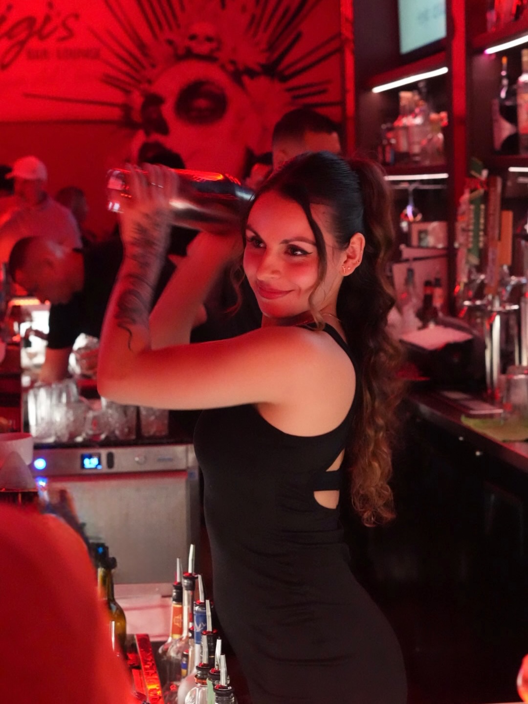 Say hi to Sofia: the heart behind the bar and your next favorite cocktail. 🤍🍸
#VamosAGigis