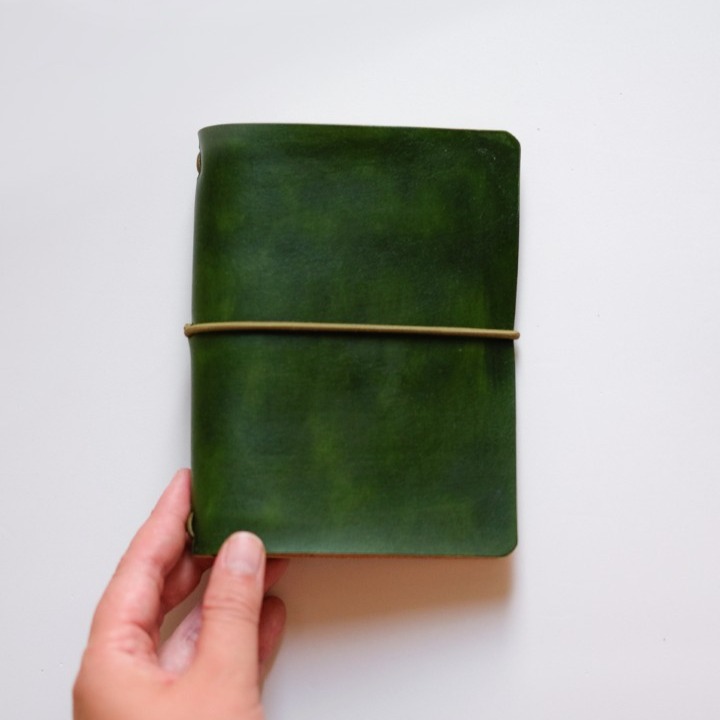 Malý 📗 pre Vaše veľké nápady 👏
Príjemná lesná zelená 🌲
#kozenyobalnazapisnik #minizapisnik #rucnefarbene #darcekpodstromcek #dovianoc