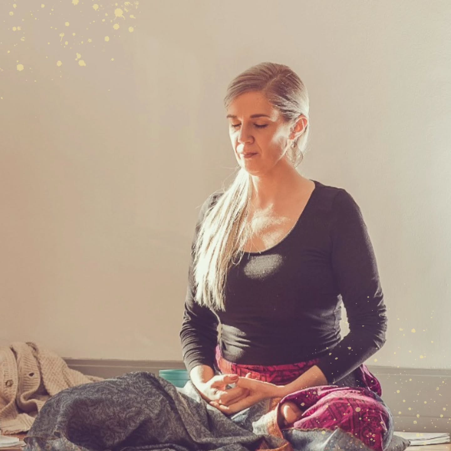 Para os que estiveram ontem e para os que não estiveram mas gostariam de ter estado. Obrigada por confiarem, por se entregarem e por partilharem o que sentem! Cresço a cada partilha e o meu compromisso, a minha missão, é não vos soltar a mão! 🩷
----
Ontem juntei-me a um grupo de Especialistas em Movimento Terapêutico para uma mentoria informal, uma conversa aberta e sem estrutura, onde cada pessoa trouxe aquilo que tinha verdadeiramente vivo no coração.
E, nessa partilha, surgiram muitas dúvidas sobre o caminho: como empreender, como divulgar, como fazer acontecer quando tudo ainda está a nascer devagarinho.
Quase não surgiram dúvidas sobre o método... O que estudámos, sentimos e experimentámos no corpo é valioso, e isso está dentro de cada um.
As questões eram outras: Como crio estabilidade? Como me mostro com coerência? Como mantenho a coragem quando o vazio aparece? Como construo um caminho que ainda não existe?
Depois daquela conversa, fiquei em reflexão. O meu corpo levou tudo para dentro. Fui-me lembrando dos meus próprios inícios e reconheci-me em muitas das vossas inquietações.
E dessa reflexão nasceu uma clareza tranquila:
Estou aqui para vos acompanhar.
Para caminhar ao vosso lado.
Para ajudar a encontrar coerência entre aquilo em que acreditam e os passos que dão.
Para que os vossos processos sejam valorizados, e não apressados.
Para que a lentidão não seja confundida com falha.
Porque o caminho, quando é verdadeiro, avança assim mesmo: devagar, com cuidado, com presença.
Quero que saibas isto:
as dificuldades desta fase não são sinais de incapacidade, são sinais de início.
São passos naturais de quem está a construir algo com Alma, Verdade e Coerência.
Eu vou continuar a pensar em formas de apoiar.
Continuar a escutar, a sentir e a ajustar.
E continuar a dar a mão quando for preciso.
Estamos juntas/os!
Eu estou muito orgulhosa da vossa Caminhada.
Aquilo que realmente faz sentido… acaba por chegar! Continua… Mesmo que devagar.
O que é verdadeiro cresce, sempre!
Com Amor, ❤️
Lisa Bompastor
📸 @fotografia.by.miguel.soares / 2021
Estou com saudades do teu olhar Miguel. 🤍