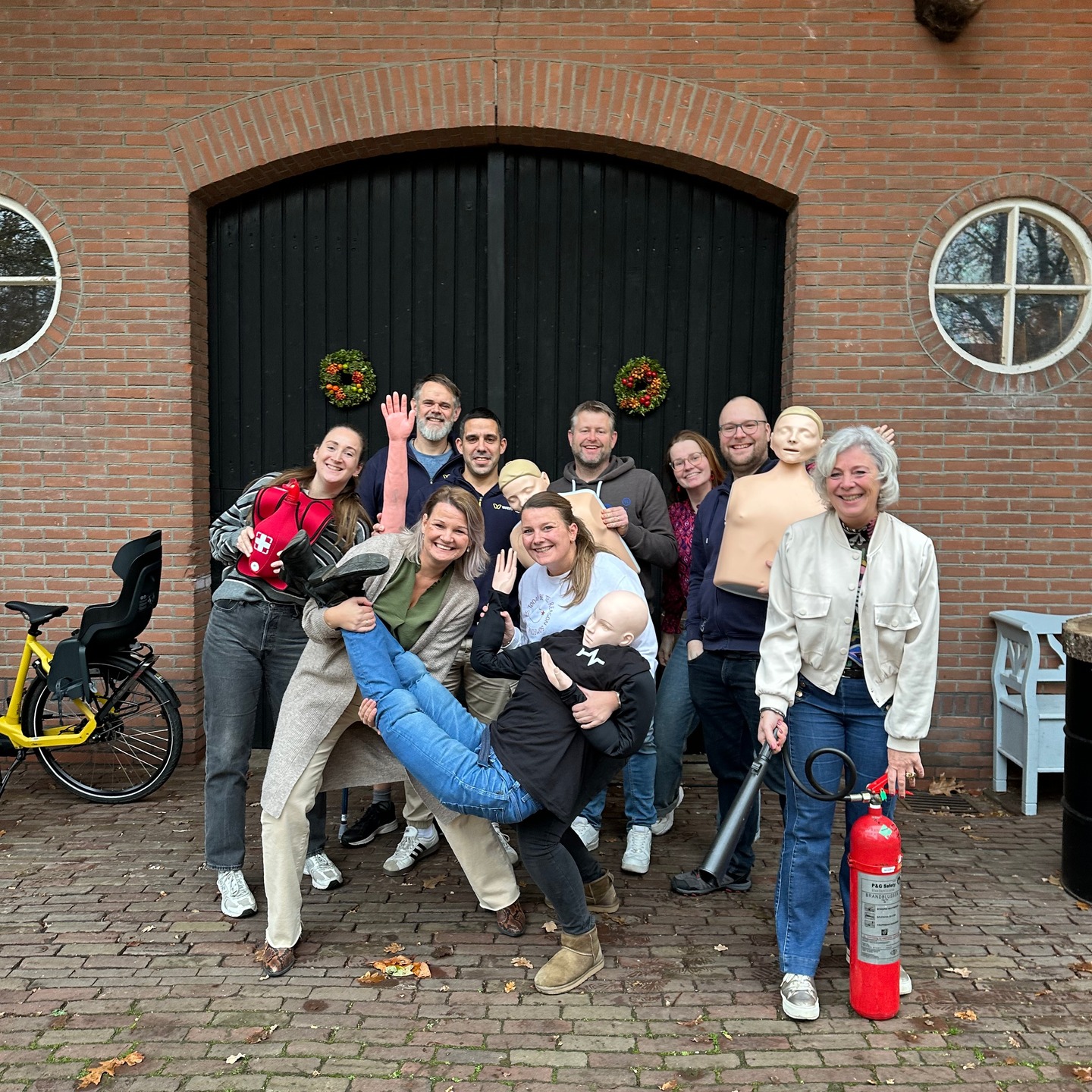Team @wentzo_ weer helemaal op scherp!
Afgelopen week mochten we deze enthousiaste groep ontvangen voor hun BHV-herhaling. Geweldig om te zien hoe gemotiveerd ze waren en hoe serieus ze veiligheid nemen. 👏
Op de mooie locatie op Rimpeler hebben we praktisch kunnen oefenen en scenario's kunnen doornemen om alles weer op scherp te zetten. Met volle inzet werkten ze aan hun vaardigheden in levensreddend handelen, brandbestrijding en ontruiming.
Mooi om te zien hoe Wentzo hier aandacht aan geeft!
#veiligheid #safetyfirst #bedrijfshulpverlening #BHV #ehbo #veiligheidsbewustzijn #bedrijfsveiligheid #veiligewerk #noodsituaties #levensreddendhandelen #praktijkgerichteopleiding #eerstehulp #AED #ontruimingsoefening #veiligheidsopleiding #hulpverleners #teamwork #BHVpoint #TeamBHVpoint #BHVpointTraining #putten #Veluwe #Ermelo #Harderwijk #nijkerk