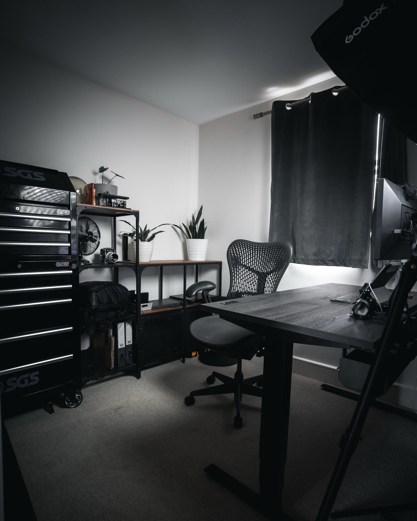 When my workspace looked this clean!
Big plans for 2026 all in all! 2️⃣0️⃣2️⃣6️⃣🎉📹
#homeofficevibes #cleanaesthetic #modernhomedecor #officespaces #minimaldesksetup #desksetupinspo