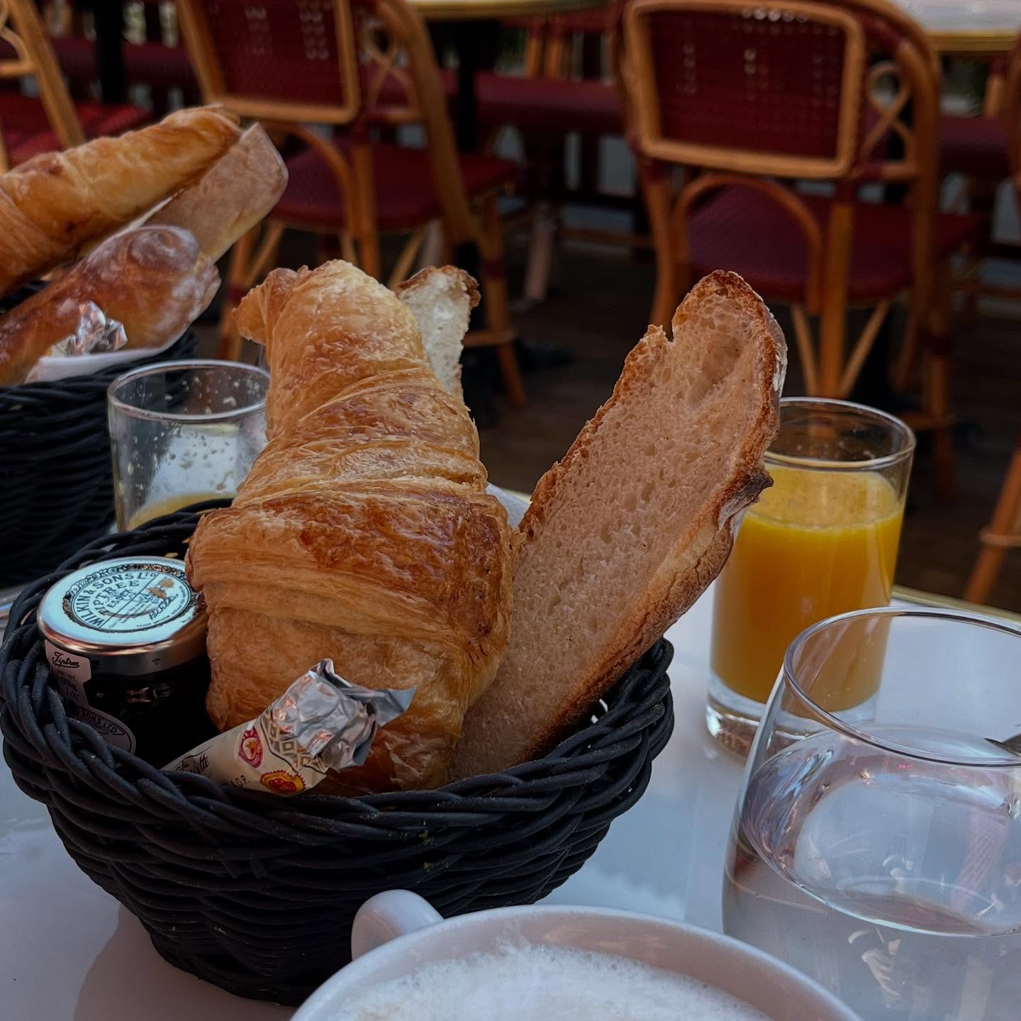 Just a croissant and orange juice, s’il vous plaît🥐
#apartmentrental #paris6 #airbnb #apartmentparis #saintgermaindespres #stayinparis #authentic #parisian