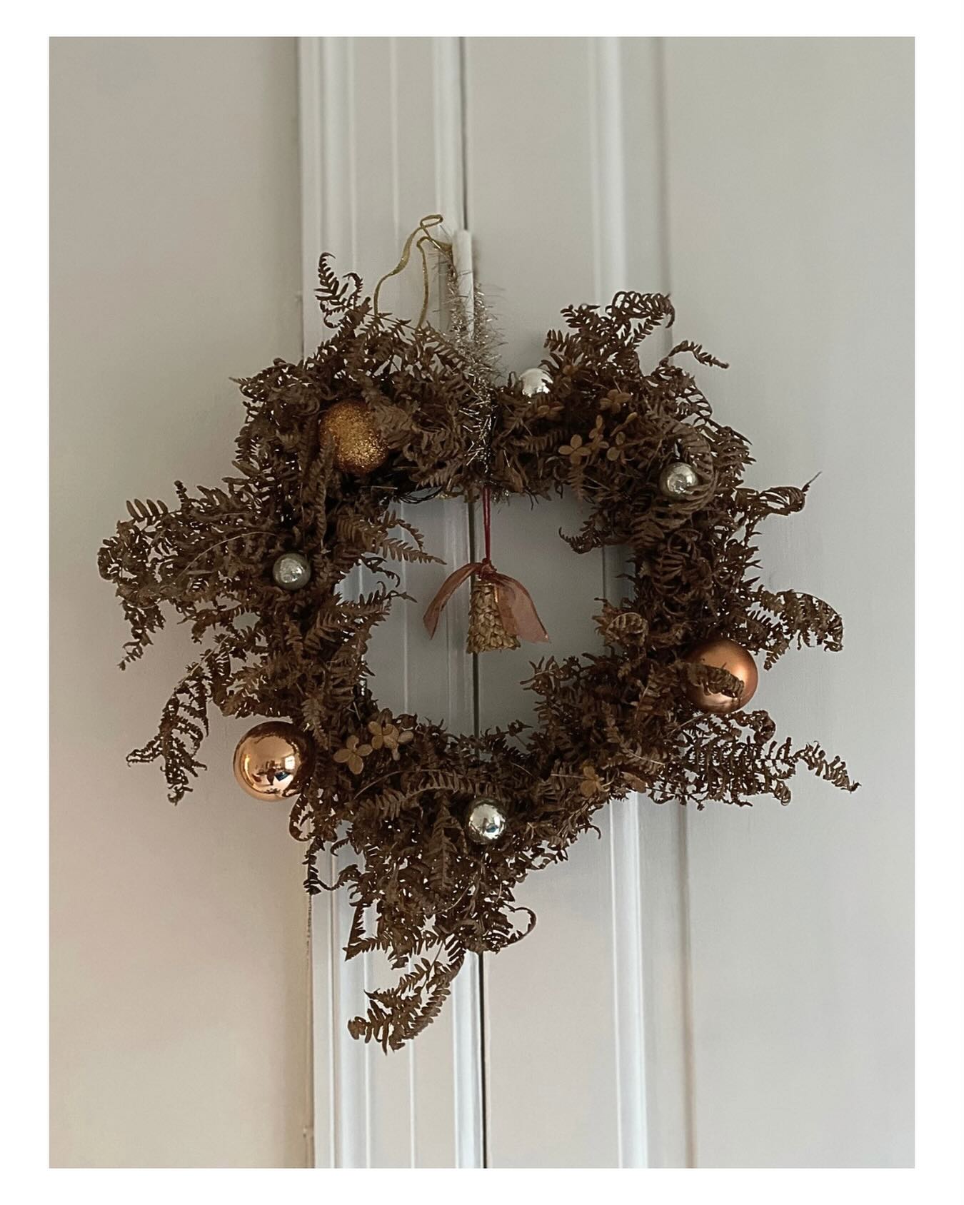 Magien i øjeblikket…
“The magic in your childhood wasn’t because you were a child, it was because you were living in the present.”
Magien vi ofte forbinder med barndommen, handler i virkeligheden ikke om at være barn – men om den fulde tilstedeværelse, vi levede i.
Vi skabte uden at tænke.
Vi legede uden at vurdere.
Vi forsvandt ind i farver, former, lyde og historier, som om verden var uendelig.
Kreativ udfoldelse er en vej tilbage til det samme nærvær.
Når vi maler, skriver, former, danse, synger, leger eller bare fordyber os i noget enkelt og meningsfuldt, falder vi ud af hovedet og ind i nuet.
Det er her intuitionen kommer til syne.
Her energien bliver let igen.
Her vi mærker magiens magiske øjeblikke…
🔸🧡🔸
Ps. En af de mest sprudlende, æstetiske og kreative sjæle jeg kender, har lavet denne jule-skov-krans. Se mere af hendes magi på @julmedanne
______________________________________
#kreativnæring
#skaberglæde
#tilbageTilNærvær
#indreBarnsMagi
#kreativitetSomVej
#levinuet
#resonanslivet
#intuitionOgKlarhed
#skabendeSjæl
#hverdagsmagi