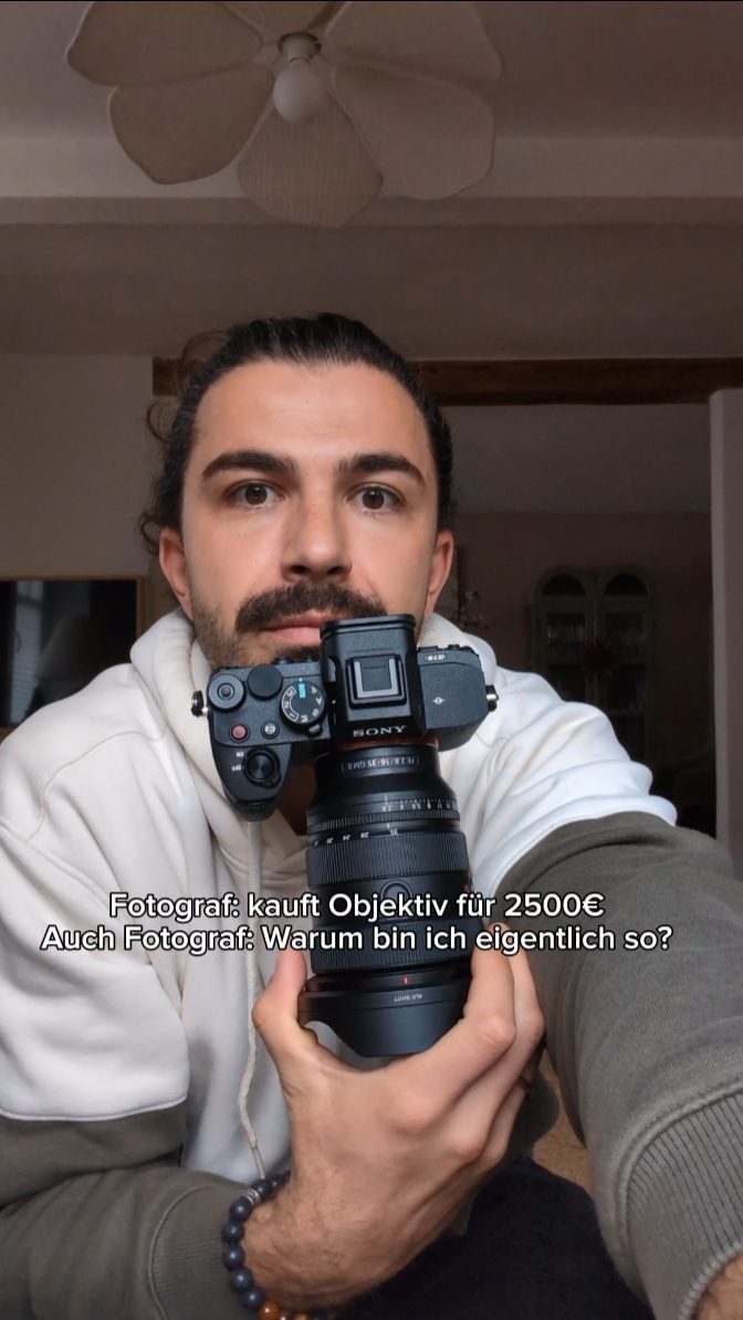 Ich hab’s mir natürlich wieder selbst eingeredet:
‚Ich BRAUCHE das. Das ist eine Investition. Das macht meine Arbeit besser. Das bringt mir neue Perspektiven. 😅
Realität:
Ich könnte wahrscheinlich mit meinen aktuellen Objektiven noch die nächsten 5 Jahre shooten. Aber nein — mein Gehirn hat beschlossen: „... du hast es dir verdient.“
Und da stehe ich jetzt: 2500€ leichter. Ein neues Objektiv reicher und mitten in einer Existenzkrise, die völlig unnötig war 😂😂
Falls es anderen Fotografen genauso geht:
Lasst uns eine Selbsthilfegruppe gründen.
Einzige Voraussetzung: Man muss vorher mindestens einmal gesagt haben: "Das ist jetzt aber wirklich das letzte Objektiv"
#fotograf #Fotoshooting #sony #heiratenpfalz #hochzeitsfotografpfalz