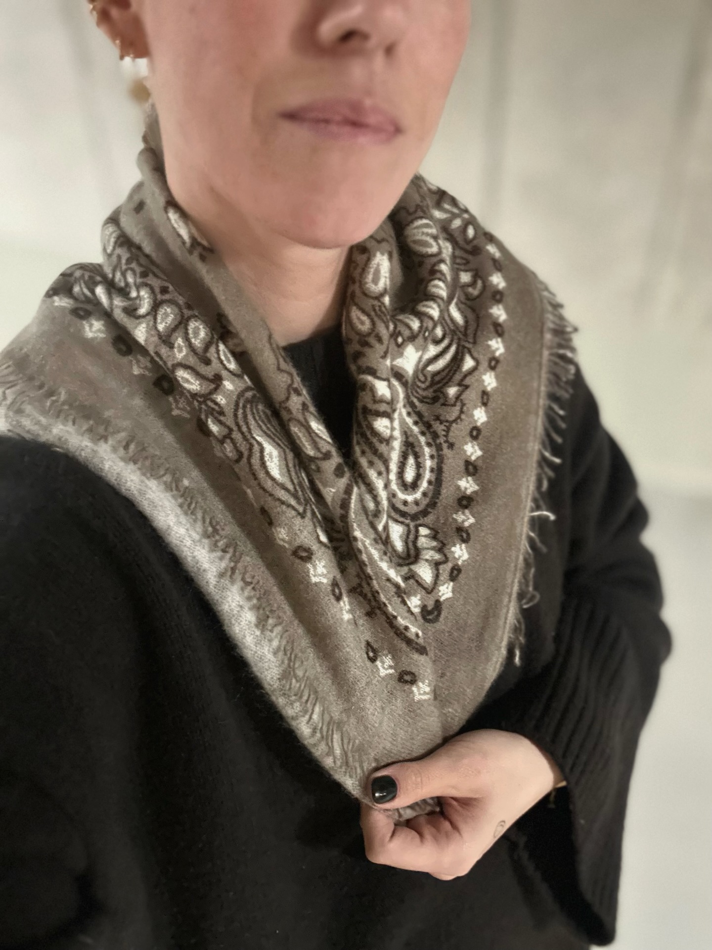 Gerade frisch für Euch ausgepackt, haben wir dieses wunderschöne Kaschmir-Bandana von @v_vongoat 🐏🤍
Etwas größer als unser einfarbiges Bandana und mit kleine Fransen versehen - da gibt es viele Tragemöglichkeiten.
🐏 100% Kaschmir
🇳🇵 Made in Nepal
ℹ️ Limited Stock Only
#nexttokate #kaschmir #vvongoat