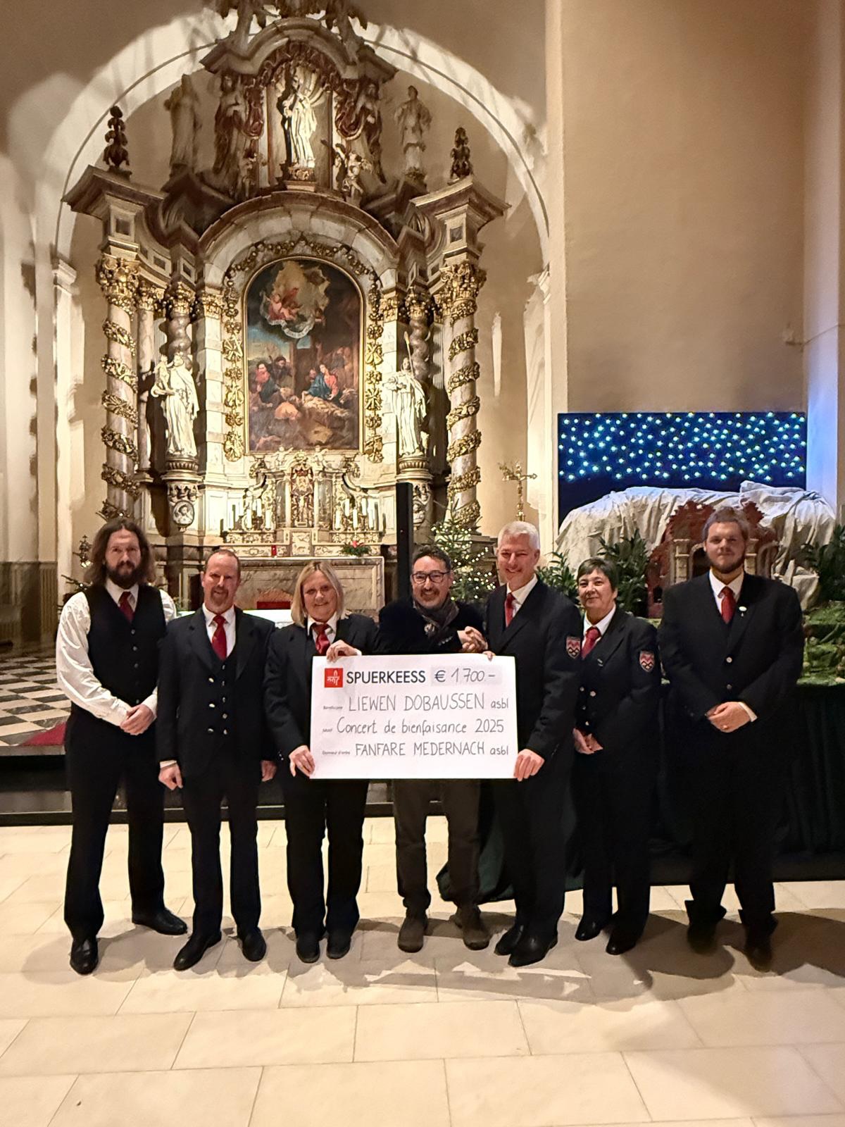 Op eisem Concert de Bienfaisance hu mir zesumme mat ärer Hëllef déi generéis Zomm vun 1700€ fir de gudden Zweck sammele kënnen.
Dëst Joer geet eisen Don u Liewen dobaussen A.S.B.L. ( @centre_de_jour )
Am Numm vun der Miedernacher Musek, de Choralen aus der Ärenzdallgemeng an der Formation musicale vum Conservatoire du Nord soe mir jidderengem Merci fir är Ënnerstëtzung.