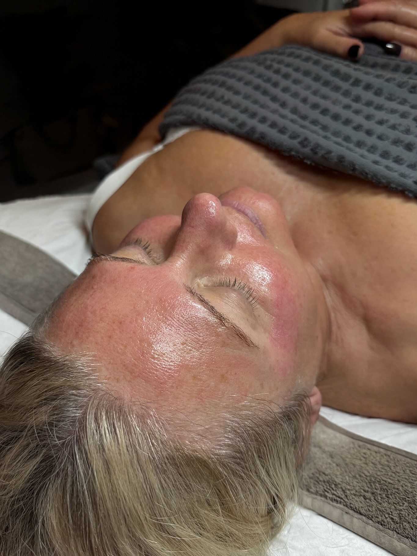 Glowing, renewed and already working beneath the surface ✨
This is your reminder that microneedling isn’t just about that immediate post-treatment radiance, it’s about the long-term skin transformation happening over the next few weeks.
✨ Boosts collagen + elastin
✨ Softens fine lines + texture
✨ Brightens dull, tired skin
✨ Reduces scarring + pigmentation
✨ Helps your products absorb so much deeper
One session gives you glow…
A course gives you results that last.
If you’re ready for stronger, smoother, healthier skin, microneedling is your girl.
Book in your Welcome Facial, your glow era starts now!
@lisa.thebeautymindset
.
.
#york #acomb #yorkfacialist #yorkbeautysalon #skinspecialist #skintreatment #microneedling #yorkshirefacial #acombbeautysalon