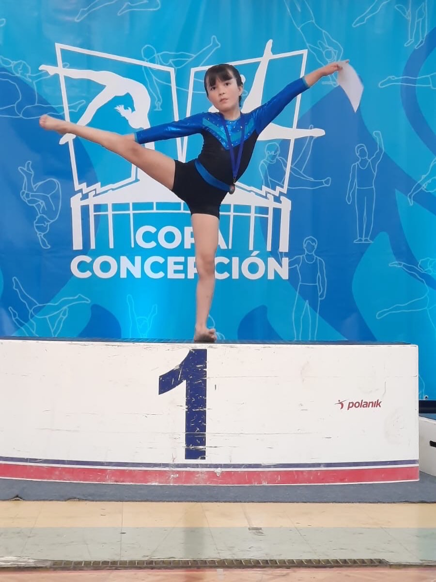 Compartimos con nuestra comunidad imágenes de nuestros estudiantes Catalina Pérez Lange, de 2° Básico A, y Santiago Pérez Lange, de 4° Básico B, quienes participaron entre el 19 y el 23 de noviembre en la Séptima Copa de Gimnasia, organizada por el Club CIAF en Concepción.
El evento contó con la participación de clubes de todo el país, abarcando categorías desde nivel mini y kínder hasta niveles libres adultos, lo que elevó considerablemente el nivel competitivo.
Ambos estudiantes recibieron medallas de participación, destacando su compromiso y dedicación en esta disciplina deportiva.
¡Felicitaciones! 👏