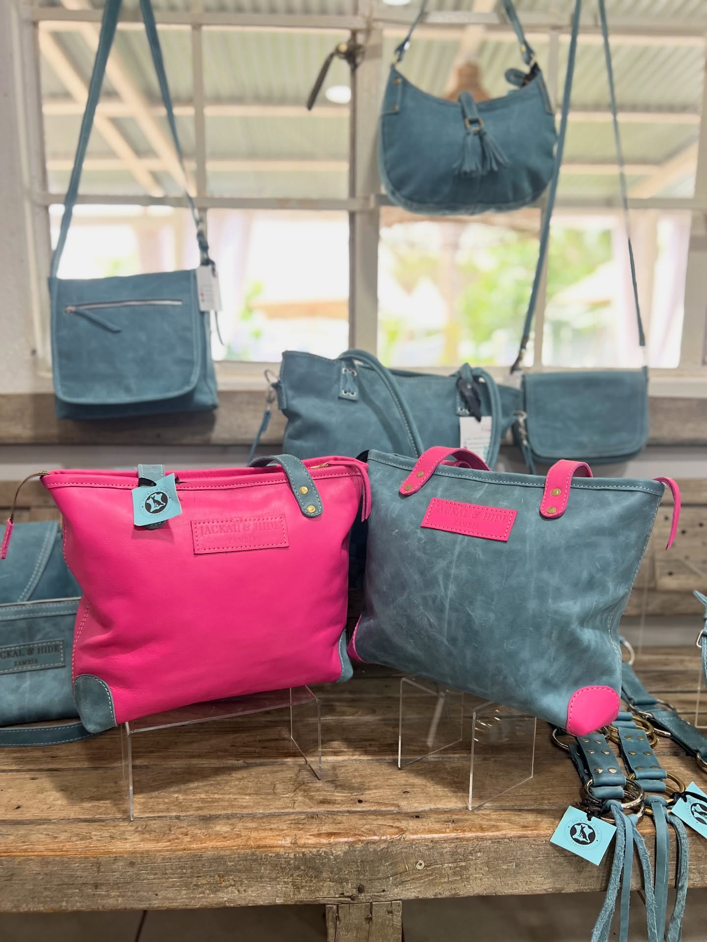 Gorgeous pink and blue leather bags to perfectly complement each other. Who would you get this set with?💝💙