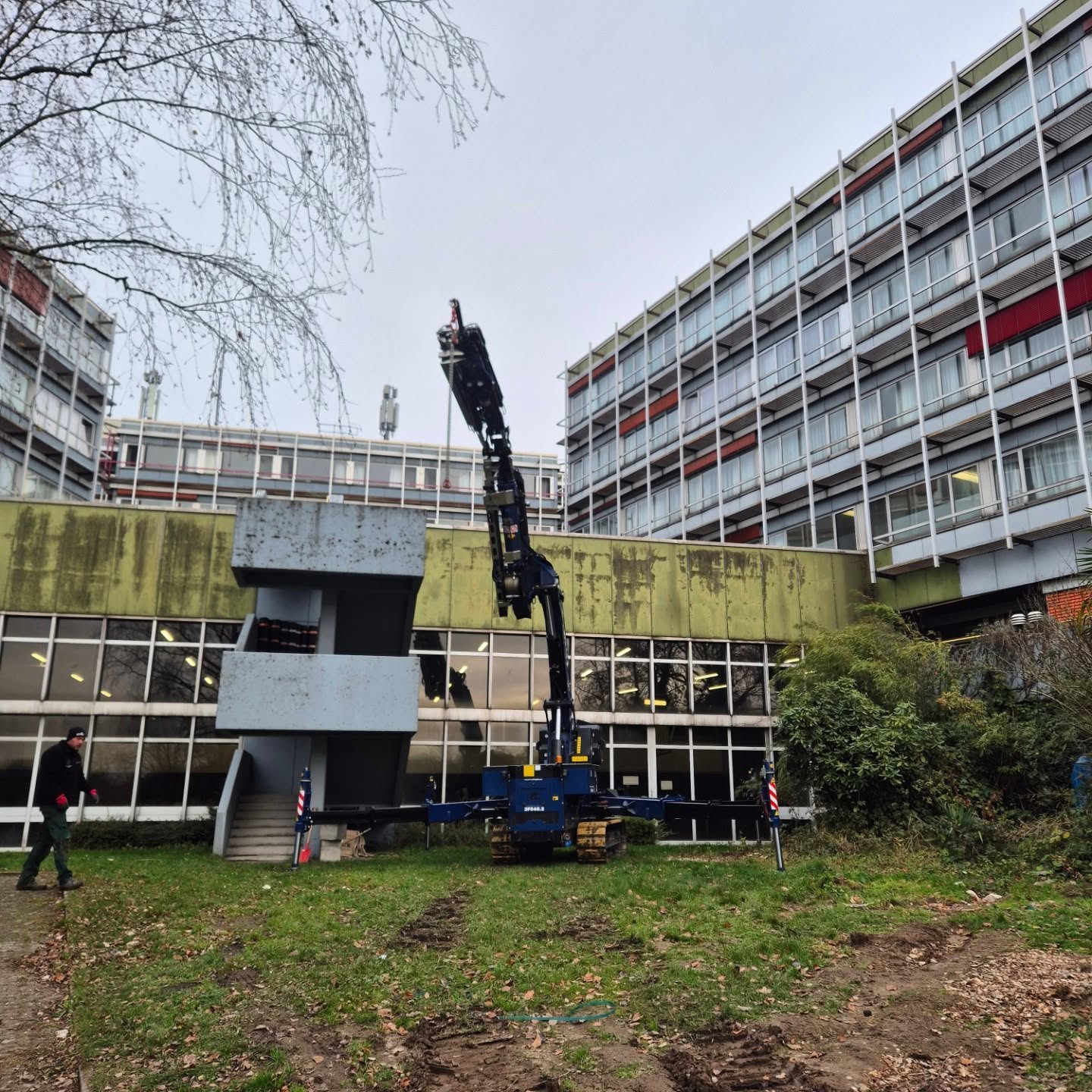 Wir geben weiter Vollgas. Auch komplizierte Arbeiten sind für unser Team kein Problem.
Danke der hervorragenden Unterstützung von @kranservice_solle konnte unser benötigtes Material problemlos auf das Dach gehoben werden. Aufgrund der statischen Verhältnisse war eine perfekte Vorplanung der Weg zum Erfolg. So konnten wir in kürzester Zeit bereits mit dem verlegen der neuen Plattenfläche beginnen.
Die neue Wegefläche dient zudem als Fluchtweg.
So funktioniert Teamarbeit.
#galabaumarxen #galabau #kranservicesolle