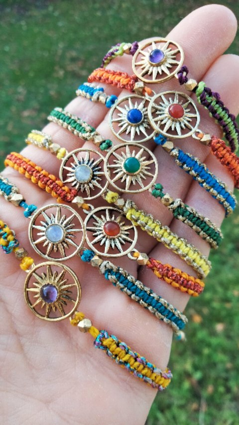 🌈 Tu aimes les bijoux joyeux et colorés ?
🤗 Alors tu es au bon endroit avec ces petits bracelets soleil qui s'adaptent à toutes les morphologies, avec leurs petits cordons coulissants ! 🌈
👉 Dit moi quelle couleur tu choisirais en commentaires !
#bijouxoriginaux #bijouxcolorés #braceletoftheday #braceletmacrame #braceletreglable #bijouxfins #bijouxdoré #bijouxsoleil #soleildoré #pierresnaturelles #faitmainavecamour #createurlocal #creationartisanale