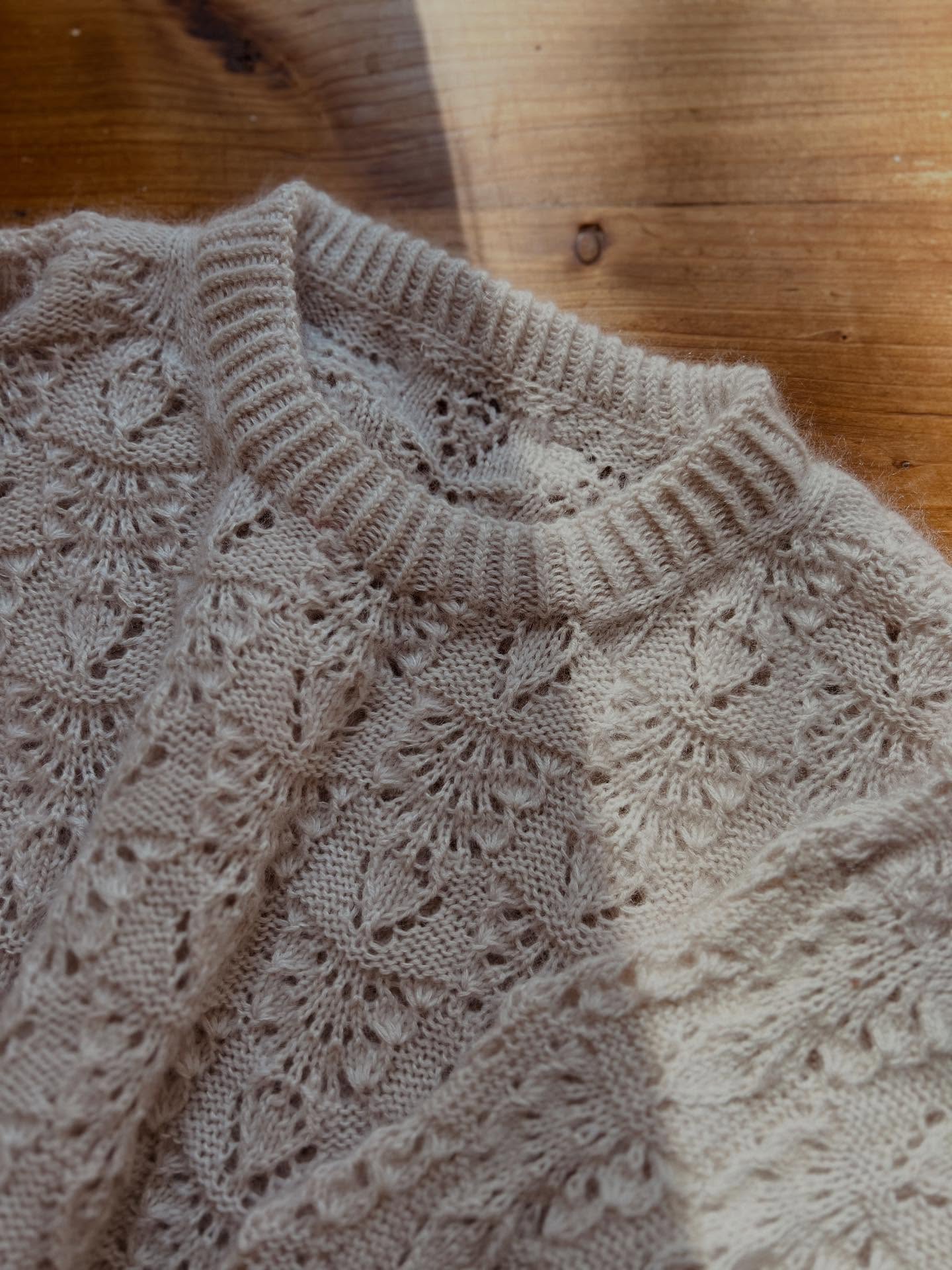 White lace in winter sunlight 🥰☀️
.
.
.
Pattern by me - #pierresweater - and available now in German, English, Danish, French, Spanish and Polish on my website and Ravelry
.
Wool: Soft Silk Mohair and Merino in the shade Cloud by @knittingforolive
.
Advertising
.
#lace #laceknitting #stricken #strick #strickenmachtglücklich #strickenmachtsüchtig #strickenistmeinyoga #knitting #knittinglove #knittingaddict #knitknitknit #nevernotknitting #iloveknitting #handmade #slowfashionmovement #diy #diyfashion #knitter #knittersofinstagram #knittersgonnaknit #knitstagram #knitspiration #knittinginstagram #knittingismyyoga #tejer #strikking #tricoter #breien #strikk