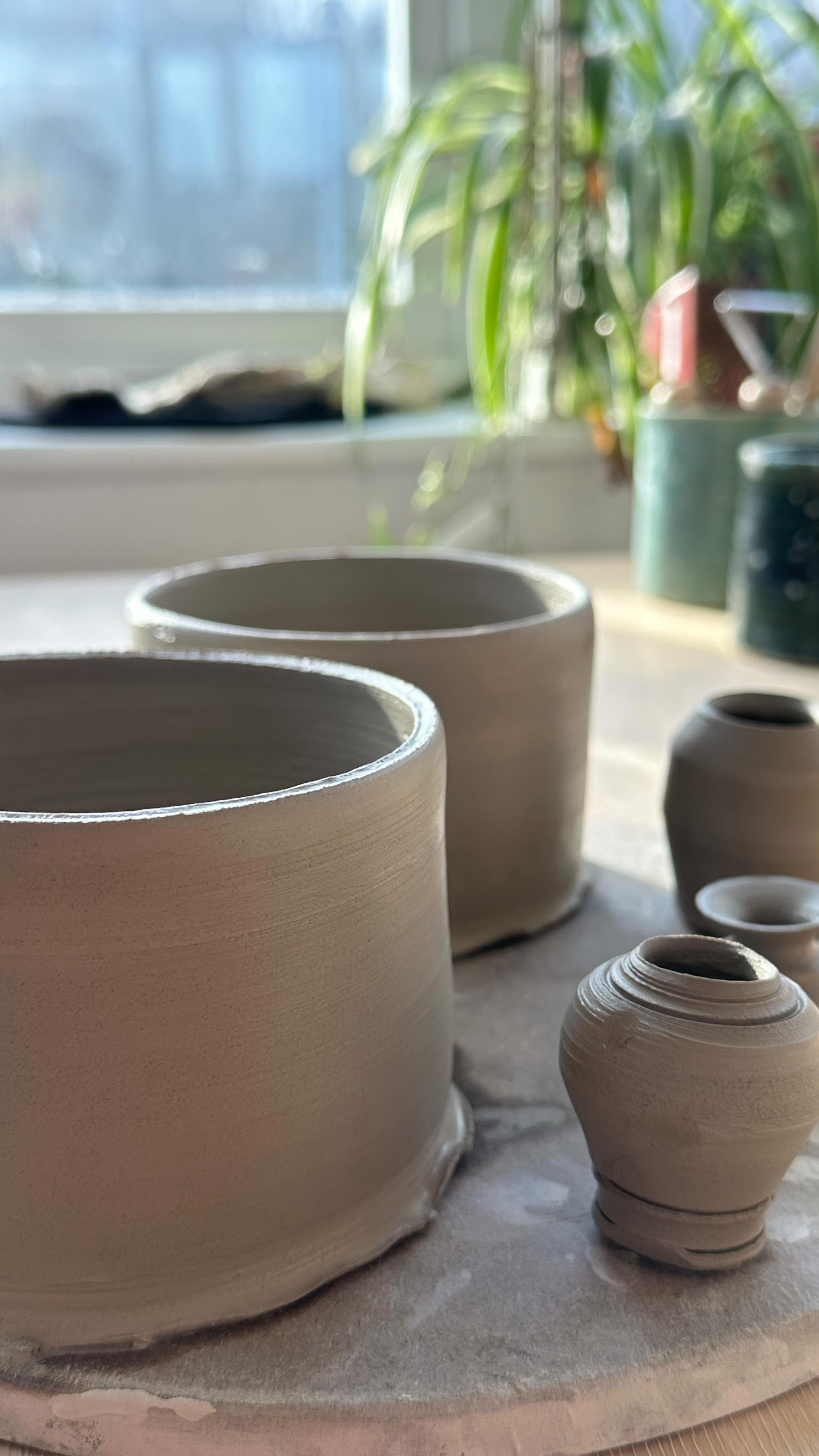 ✨nothing takes the edge off like an afternoon in the studio✨
#throwingceramics #pottery #handmadepottery #creativeprocess #functionalart #artisticexpression