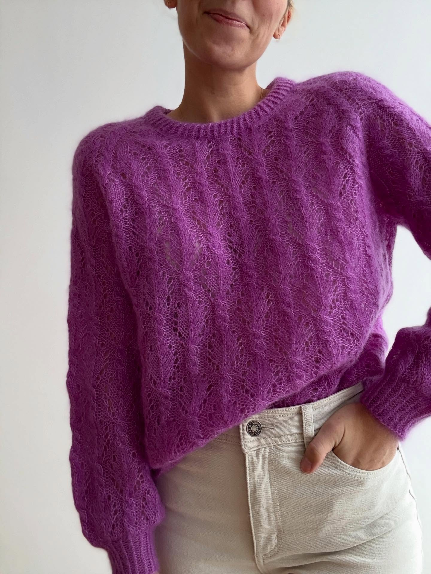 The last week was all about the #gerardinacardigan , but there are news for the #gerardinasweater as well: the pattern is now available in French and in Danish in addition to the German and the English version 💗
The sample I am wearing on the picture was made by @sassysassili during the test knit and she used 2 strands of Pearl Mohair in the most wonderful lilac shade 🥰
.
.
.
Pattern by me - Gerardina Sweater - and available now in German, English, French and Danish on my website and Ravelry 🥳
.
Yarn: Pearl Mohair in Mauve by @majogarn
.
Advertising
.
#knitting #knittingaddict #knittinglove #knittersofinstagram #knitstagram #knitspiration #knittinginspiration #iloveknitting #knitknitknit #imakemyownclothes #handmadefashion #slowfashion #mohairknit #mohair #stricken #strickenmachtglücklich #knitter #diy #knittingismyyoga #strikk #egostrikk #strikkedilla #strikkeinspo #tricoter #tricotaddict #tejido #strikking #tejeresmisuperpoder