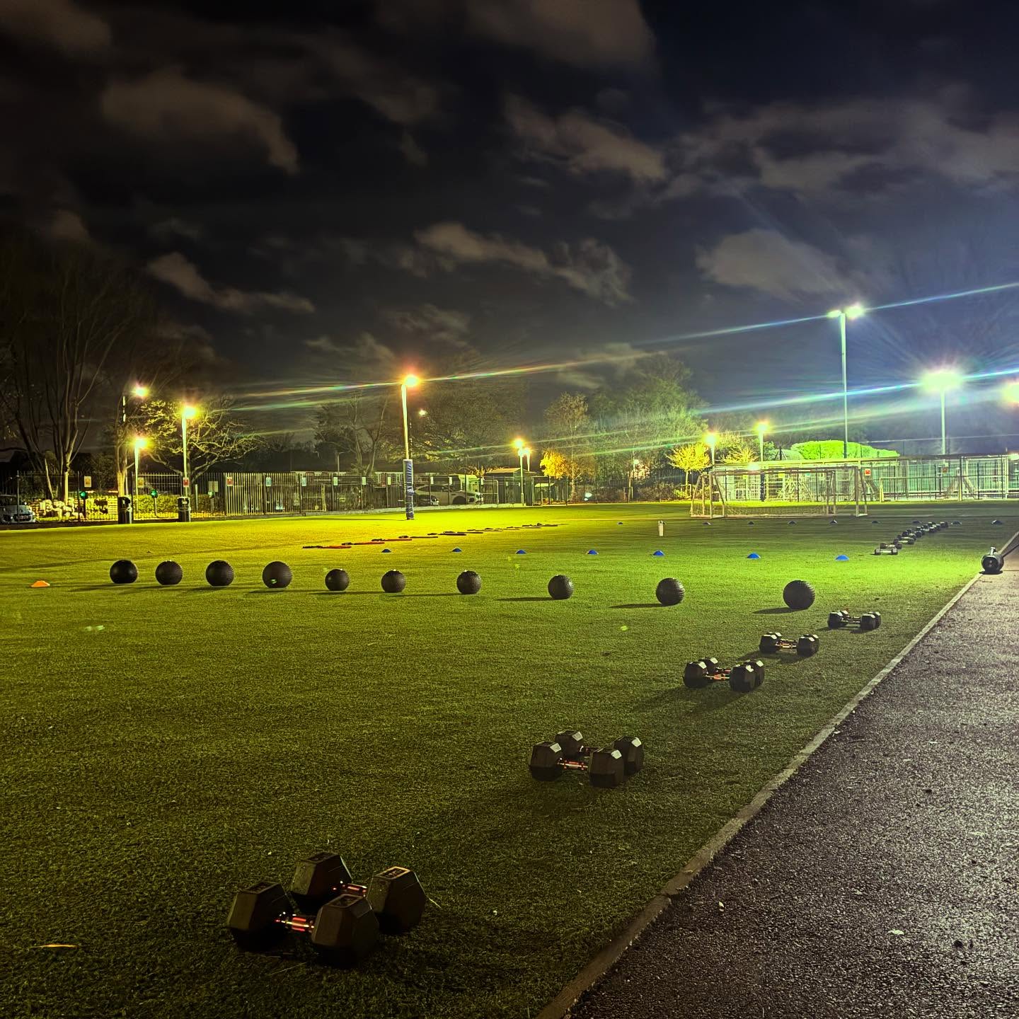 💪 STRENGTH 🏋️♂️
We all know about the benefits of strength training for muscle mass, improved bone density, changing body composition, better range of movement, and injury prevention.
But what if you’re not sure where to start?
What if you don’t know the correct technique, or what weight is appropriate for you?
What if you don’t know what exercises to put together for your workout?
And what if you lack the motivation to perform at the correct intensity for your goals?
Well… you probably need some structure, guidance and coaching!
➡️ In other words, get to Bootcamp! 😃